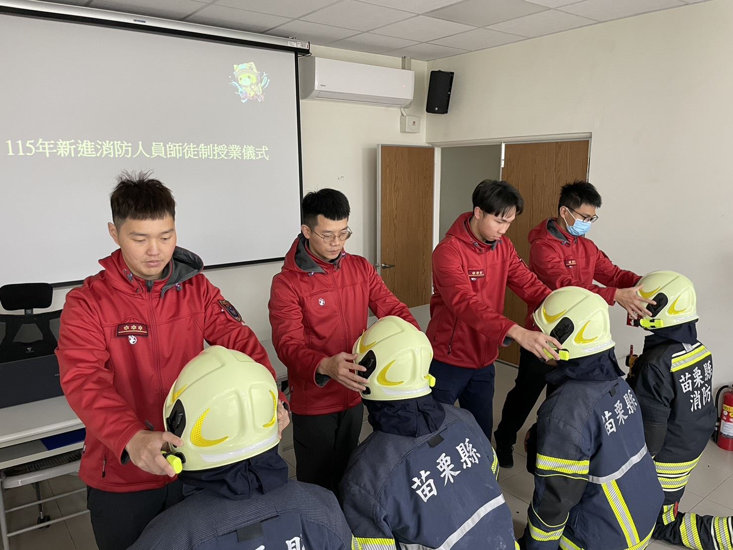 竹南消防隊舉行新進人員授帽典禮　象徵傳承使命啟程