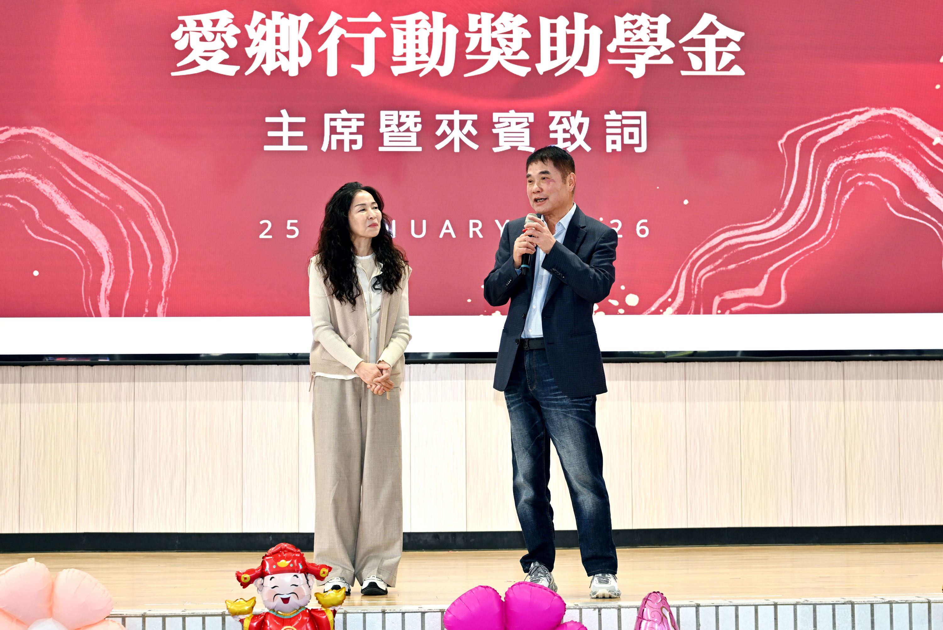 縣長鍾東錦伉儷頒發「愛鄉行動獎助學金」           承諾會持續捐錢助學「一輩子」