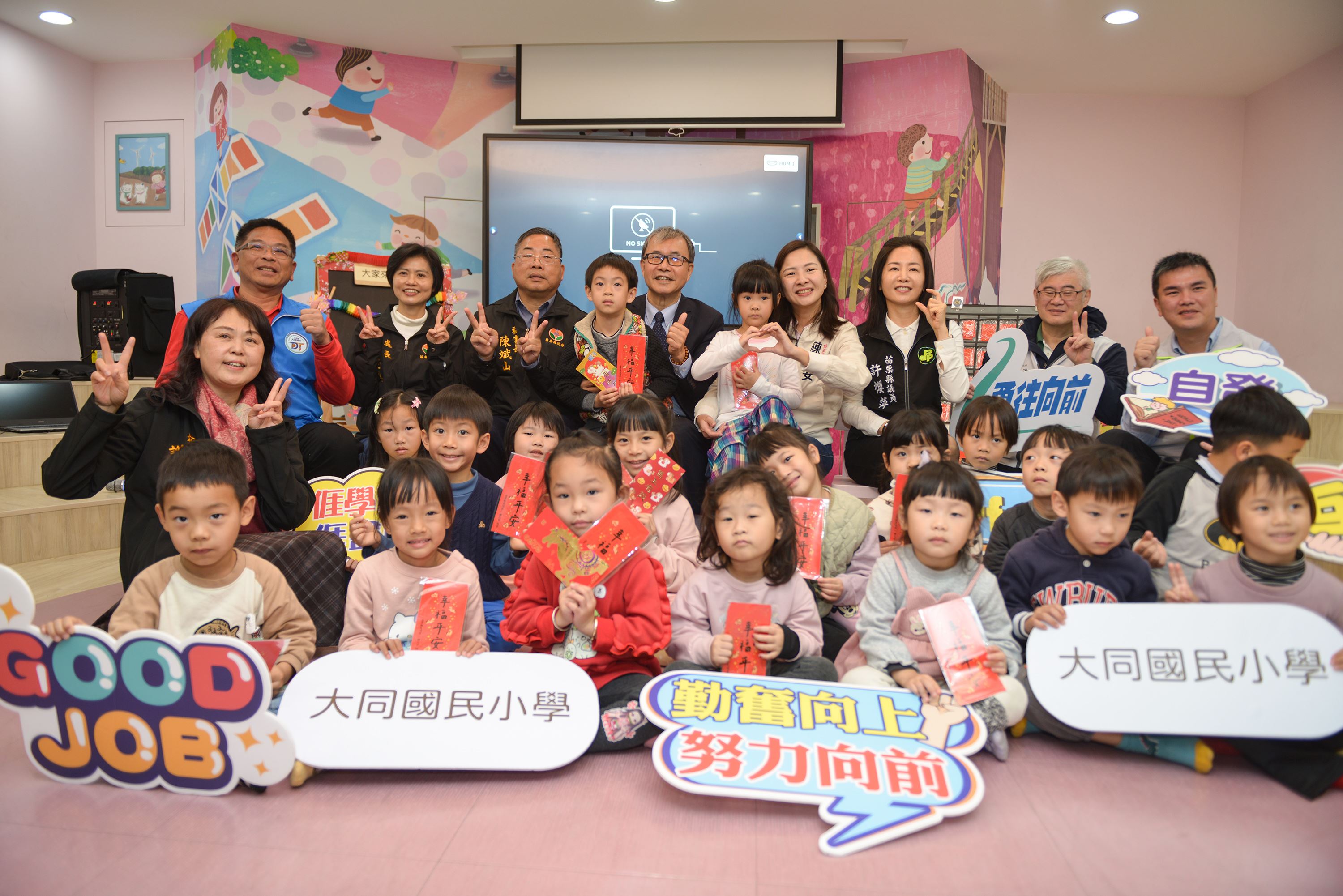 教育部長和幼兒園孩童合影.JPG