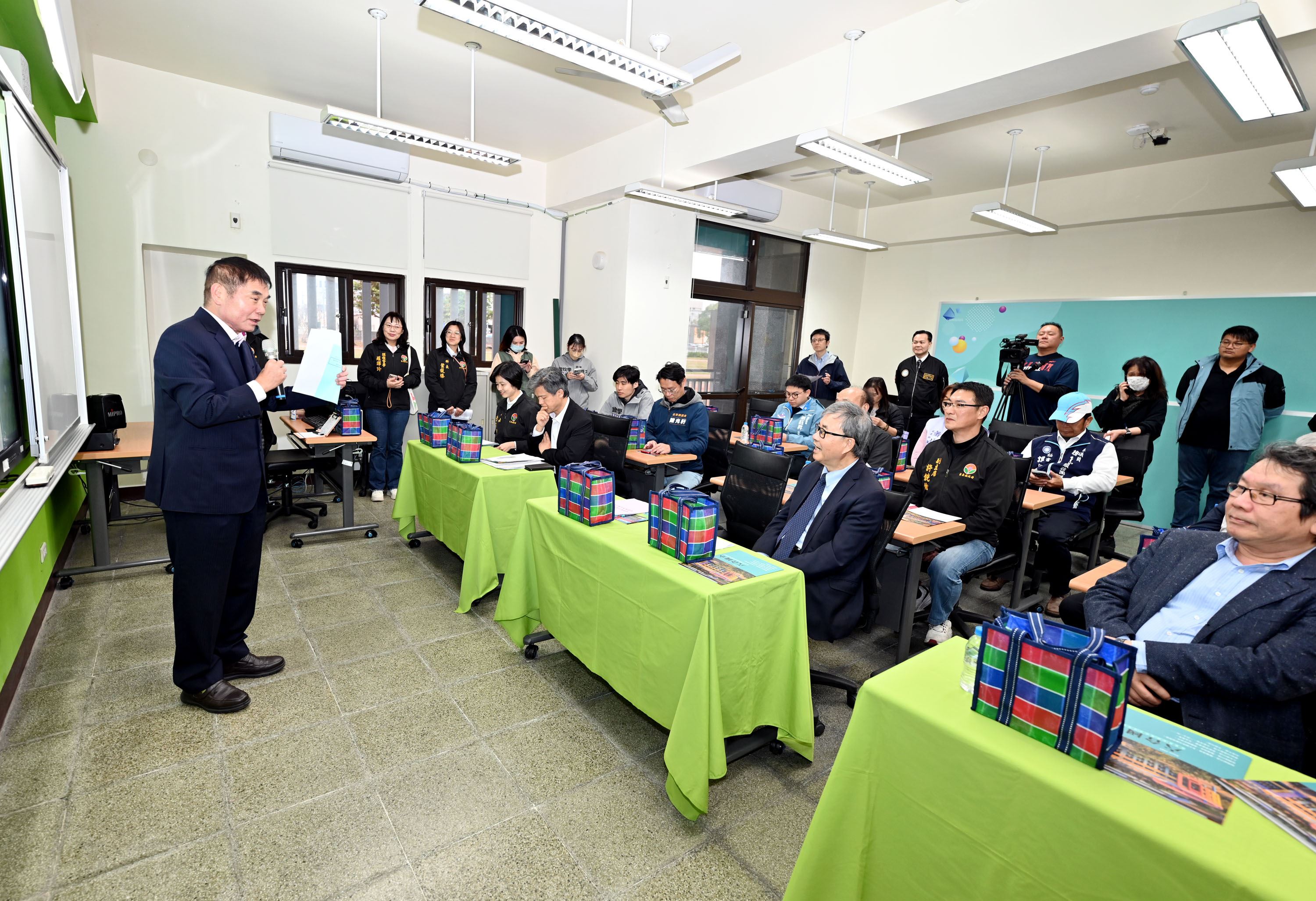教育部長鄭英耀訪視苗栗教育現場—推動本土語言、終身學習及校園安全建設