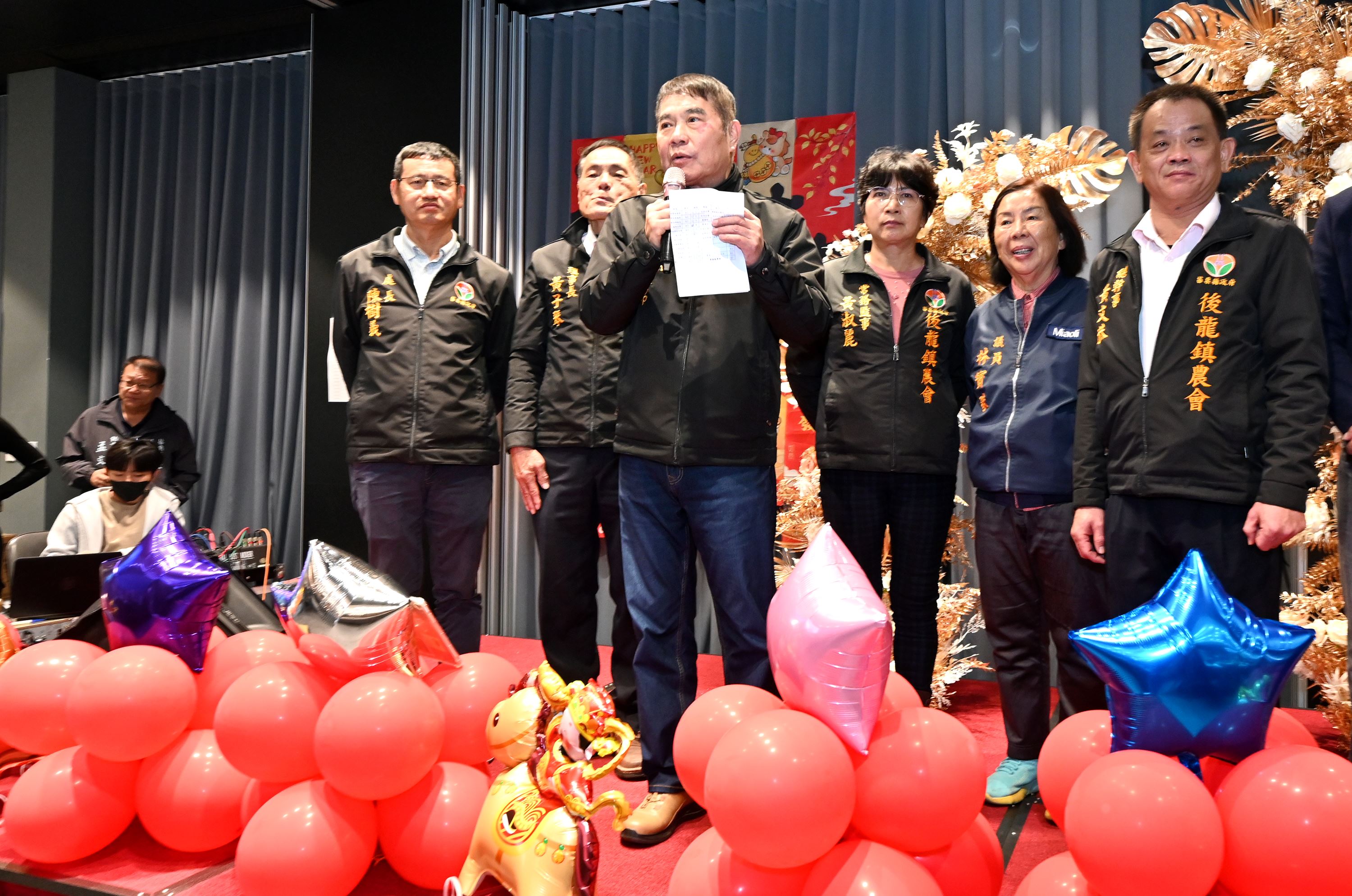 後龍鎮農會辦年終尾牙     縣長鍾東錦獻唱「挽仙桃」與農友同樂