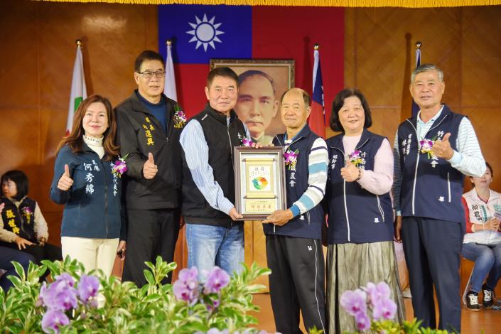 苗栗縣長表揚優秀志工慶農民節盼羽球館培育國手