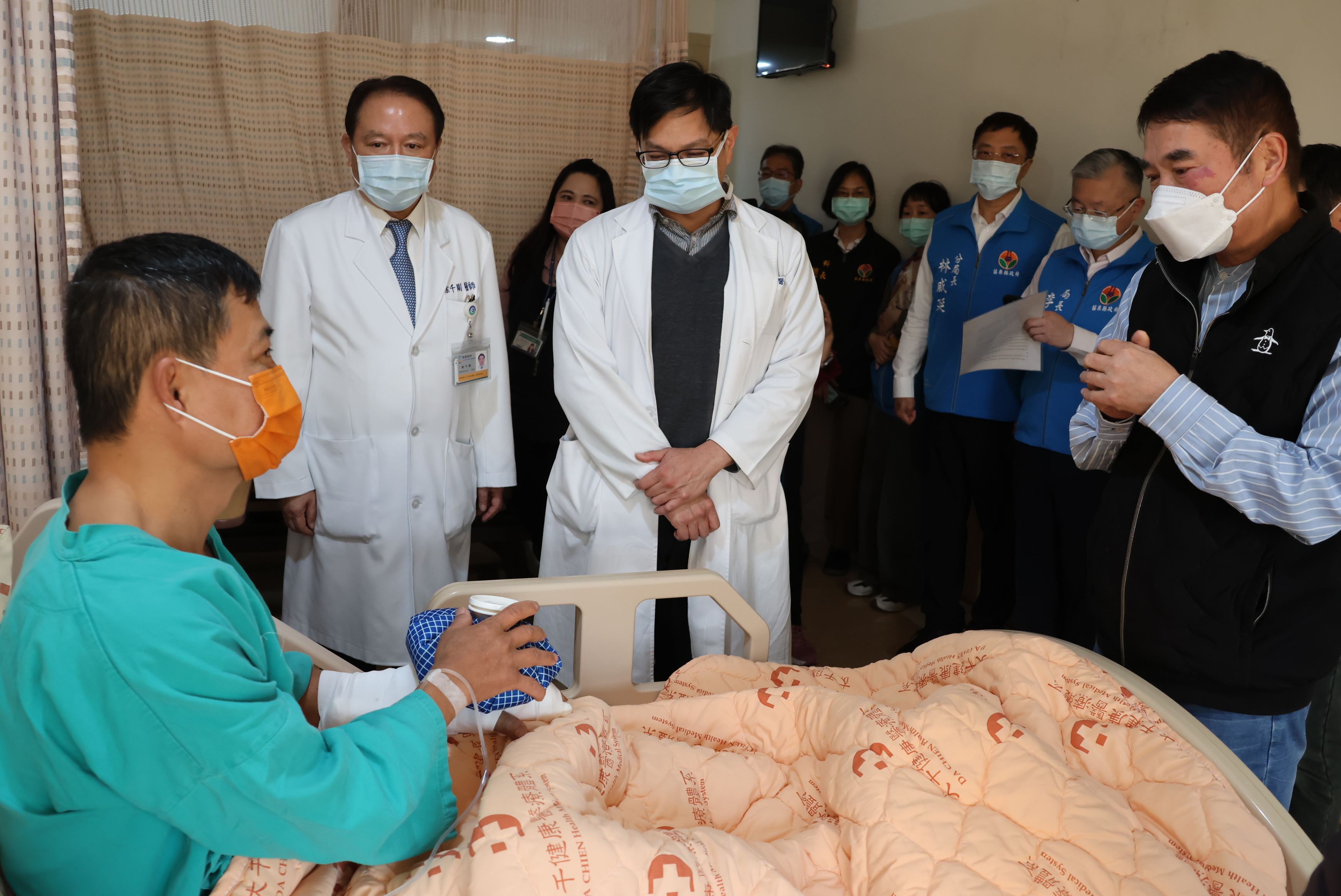 1縣府-縣長慰問受傷民眾.JPG
