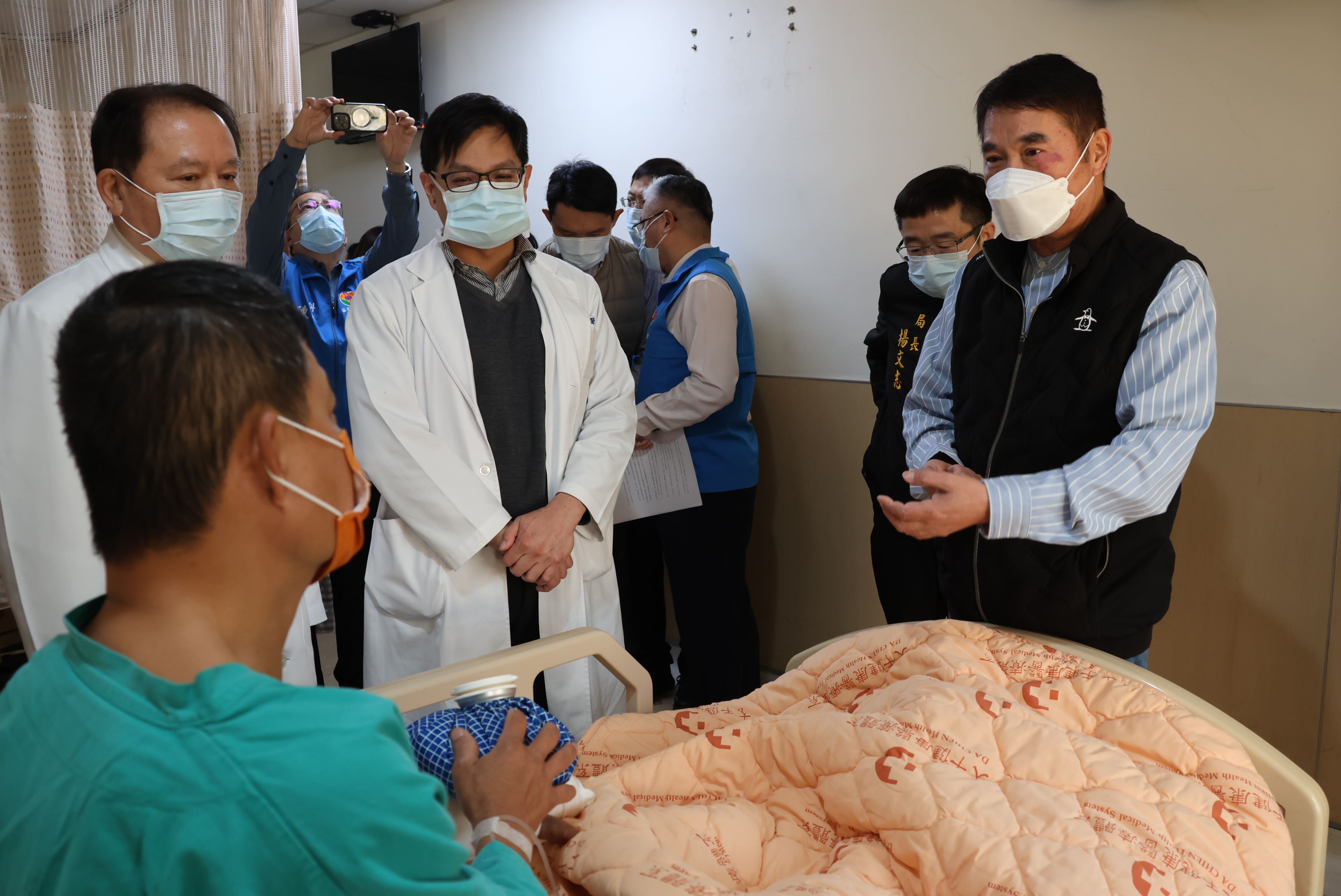 2縣府-縣長關心傷勢.JPG