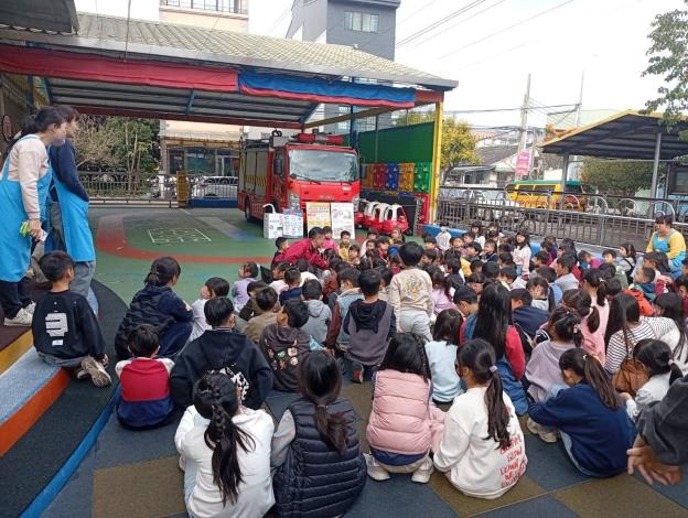 公館萌娃變身打火小英雄！愛兒堡幼兒園濃煙體驗學習逃生術