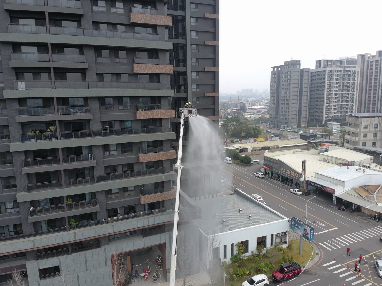 挑戰極限！苗栗消防竹南高樓實兵演練 勇士負重攀登24層樓保平安