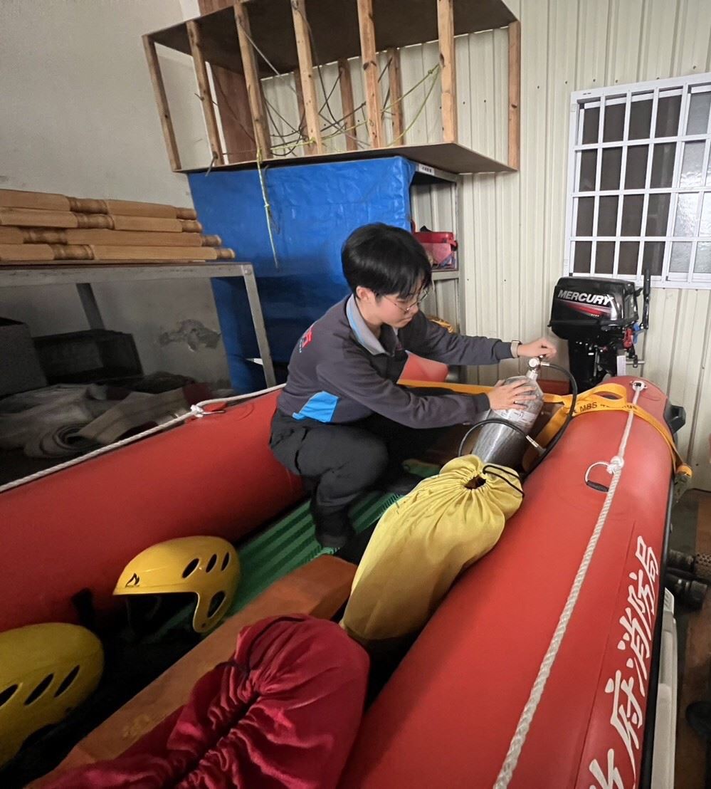 頭屋分隊辦理「船外機及船艇充氣訓練」強化水域救援能量