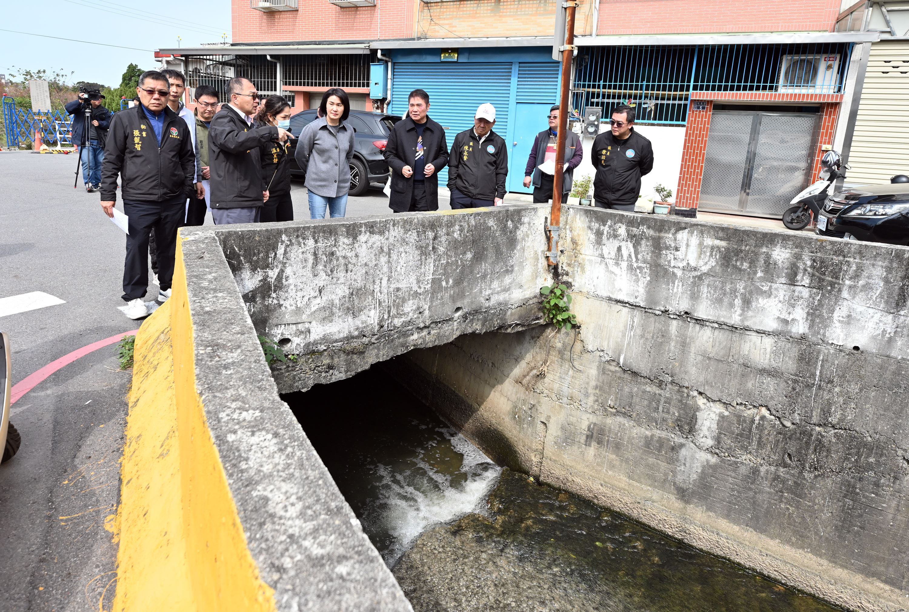 縣長鍾東錦會勘頭份信義路690巷及幼英街路口    同意將交會處彎口打通