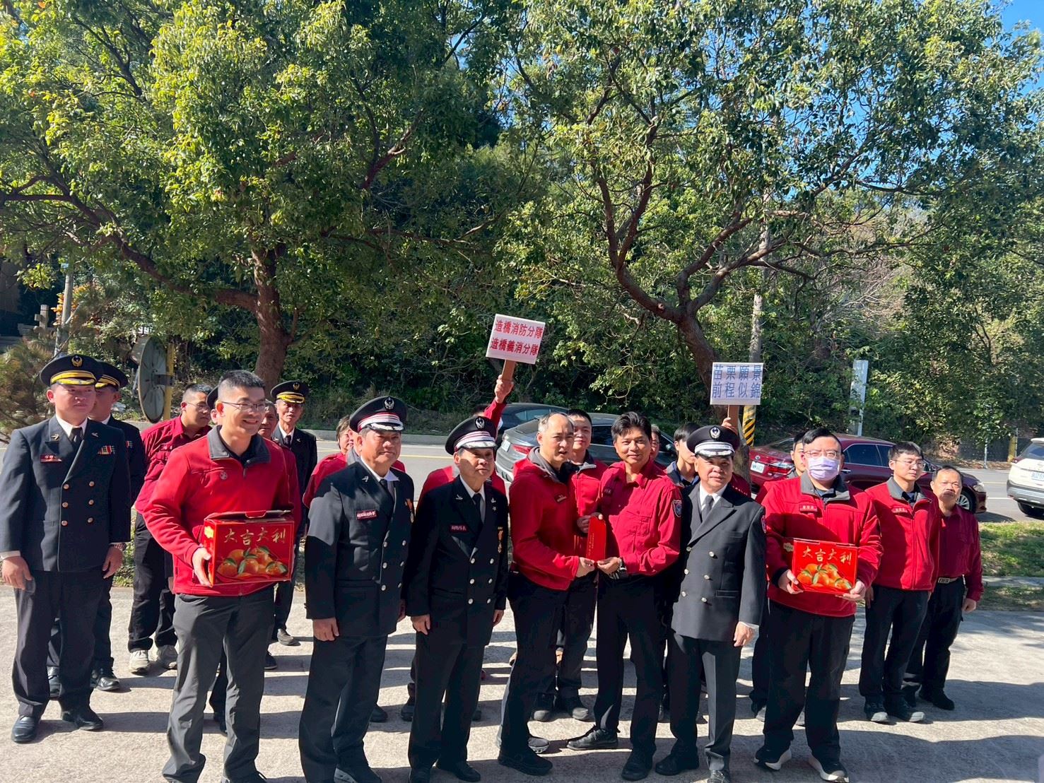 造橋消防義消同仁有苗栗縣政府消防局局長寒冬送暖，春節守護不打烊！