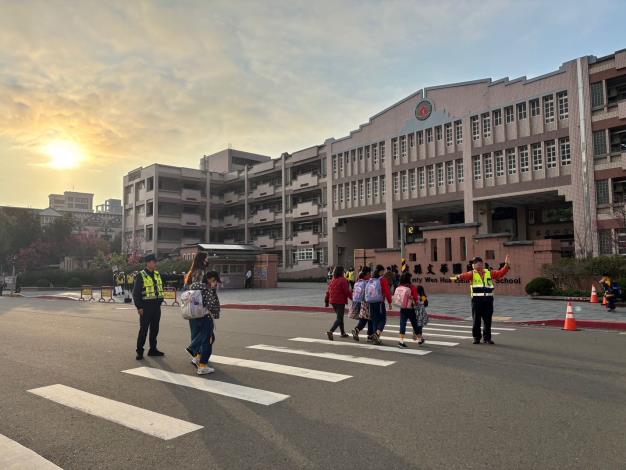 開學囉 苗警暖心守護學童平安上放學