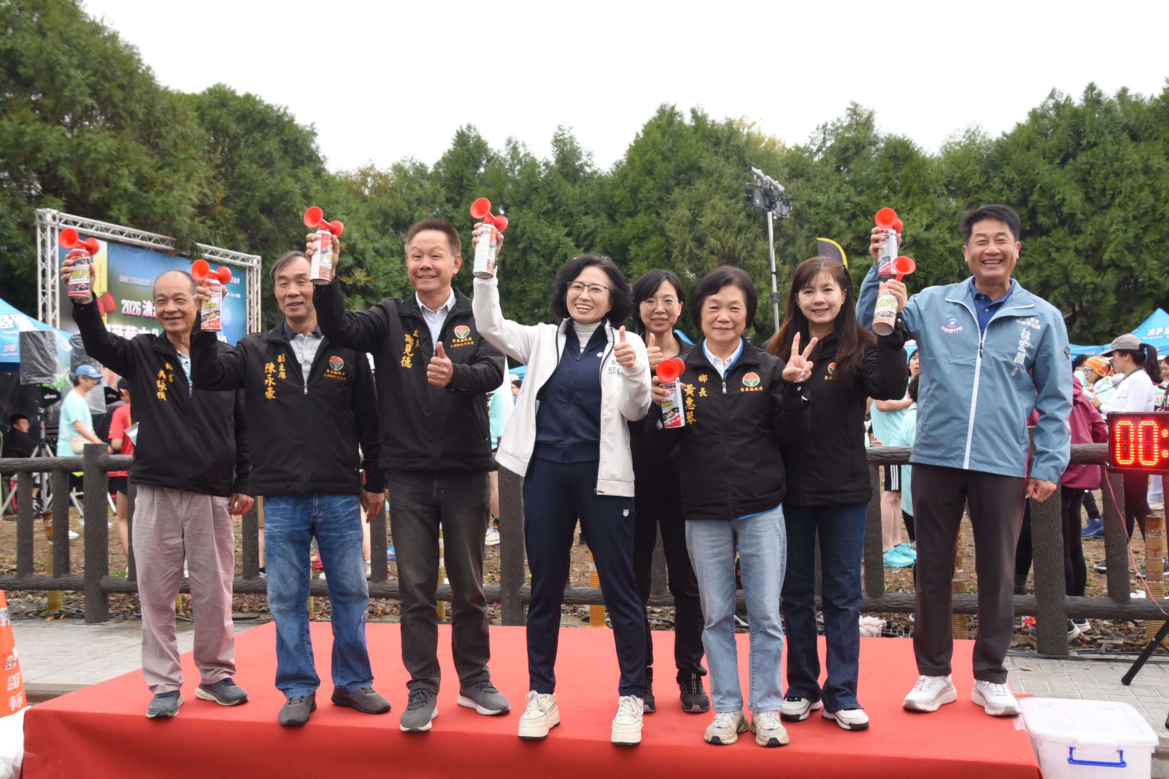 戀戀草莓嘉年華馬拉松開跑　副縣長偕來賓鳴笛期許跑者馬力全開