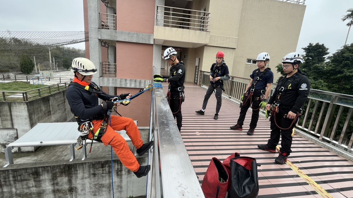 精進繩索救援技術　特搜分隊辦理繩索行徑與拖拉系統訓練