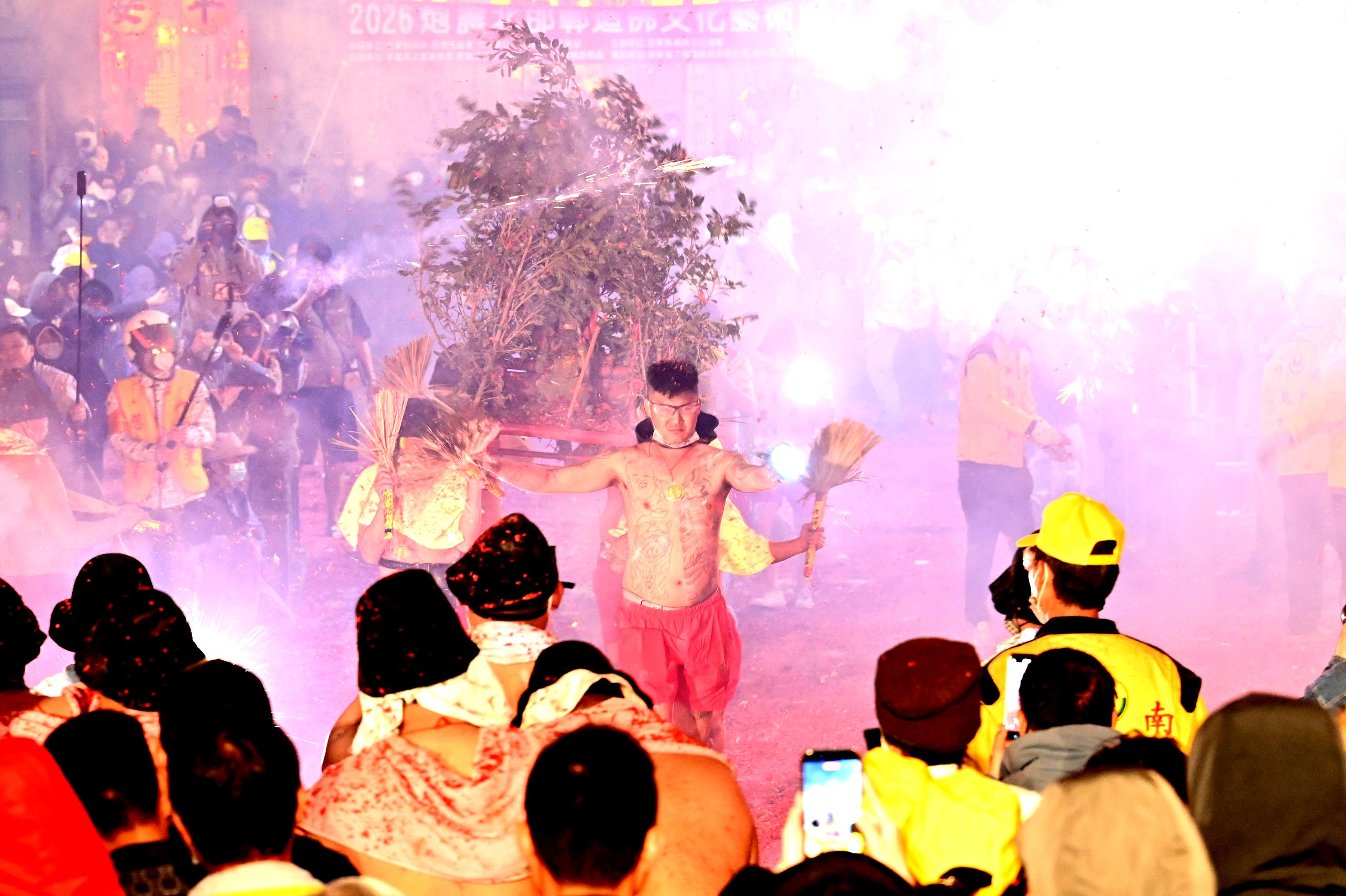 竹南慈裕宮舉辦元宵炮炸邯鄲    為鄉親及地方祈福求平安