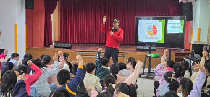 火災保命3字訣！公館消防員前進五穀國小，教孩童「低沿跑」濃煙逃生術