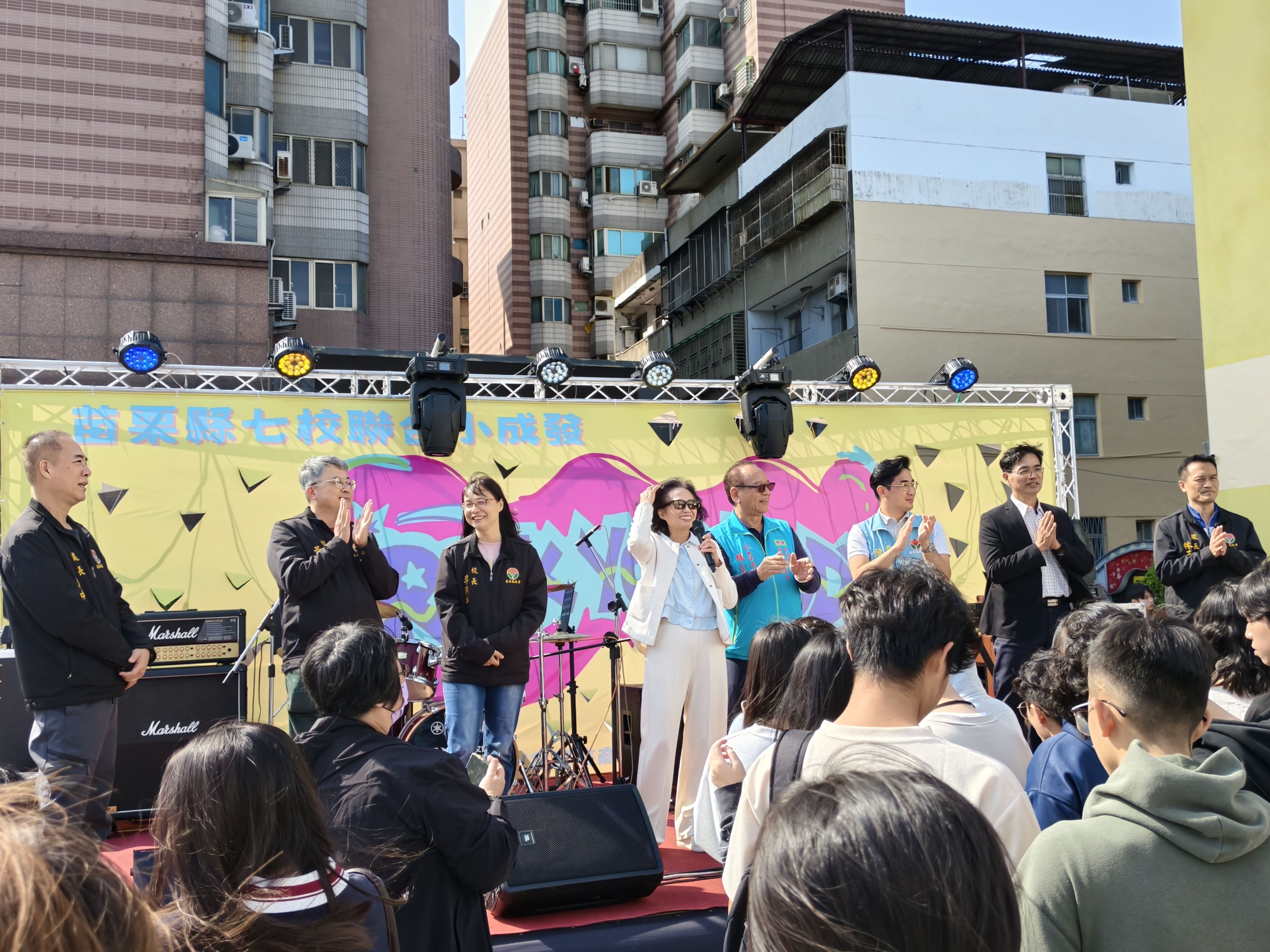 6縣府-副縣長高歌一曲愛情釀的酒與學生打成一片