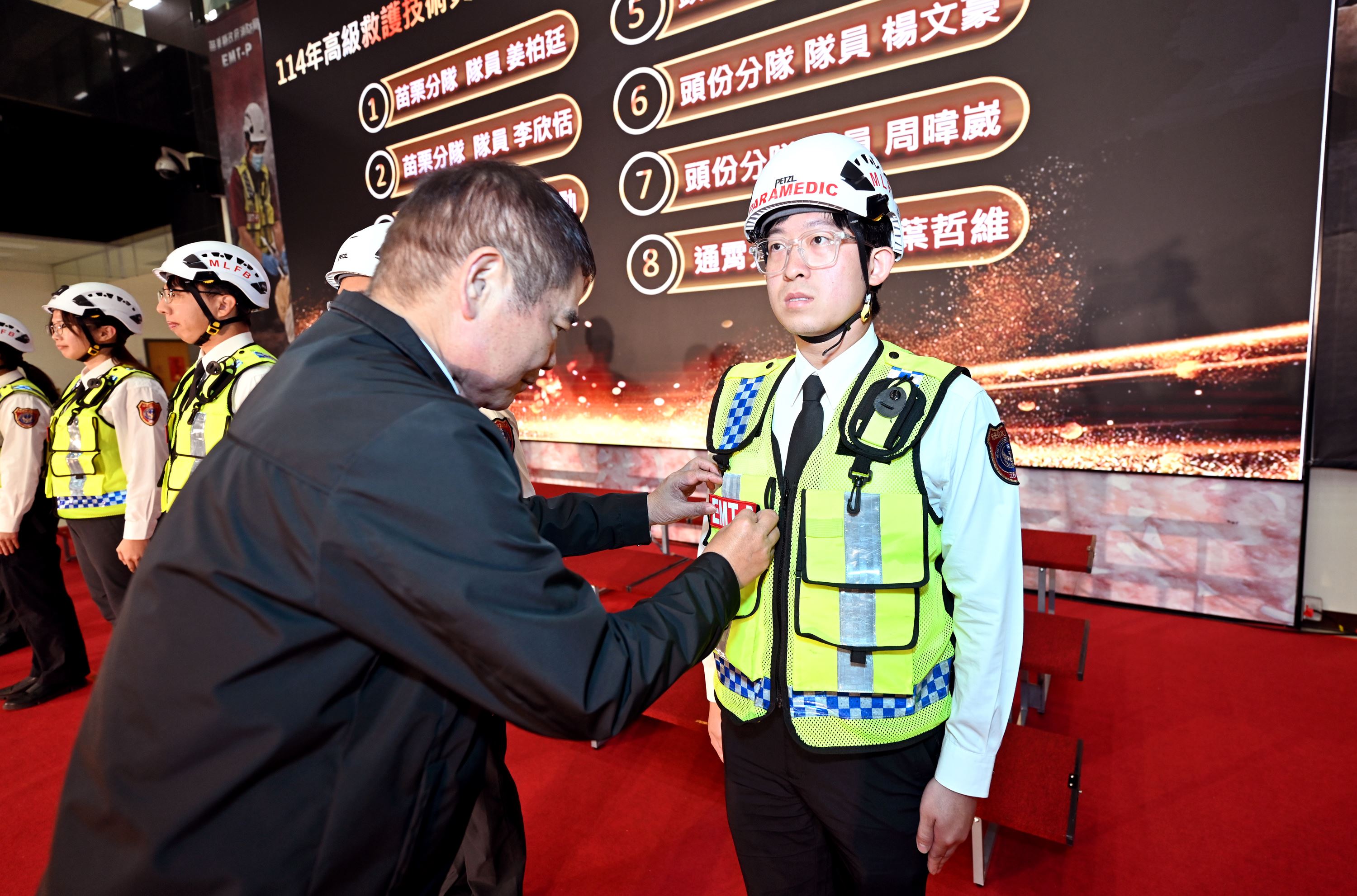縣府8-縣長為通過國家考試的高級救護技術員授階DSC_9468