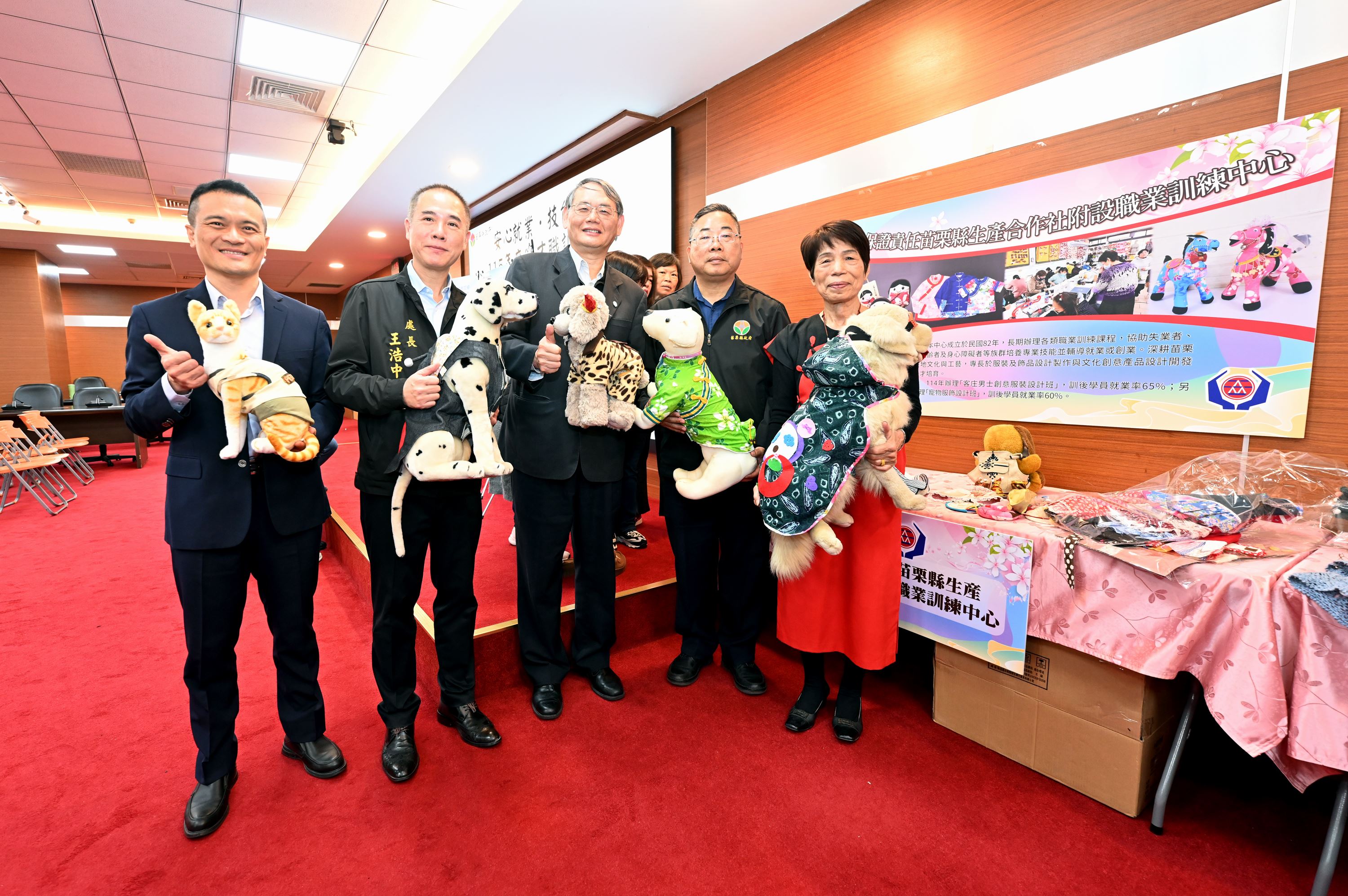 縣府5-秘書長陳斌山等人對學員精美手藝作品稱讚不已SC_9848