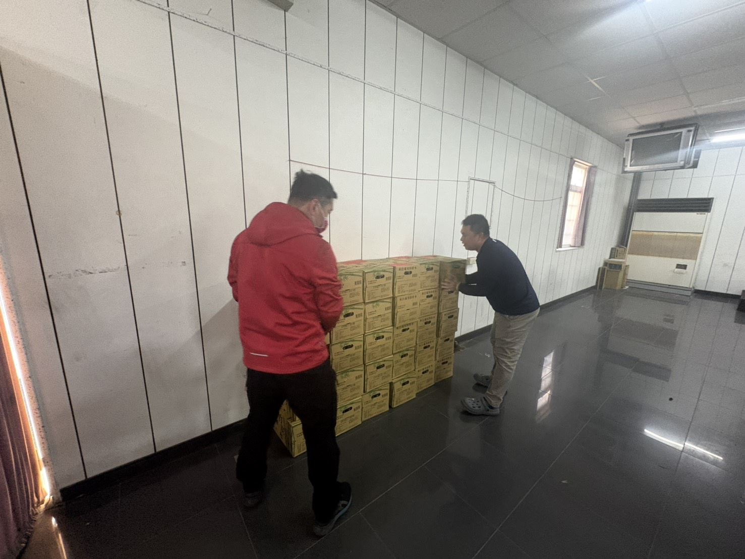 後龍代表會主席贈送30箱礦泉水慰問