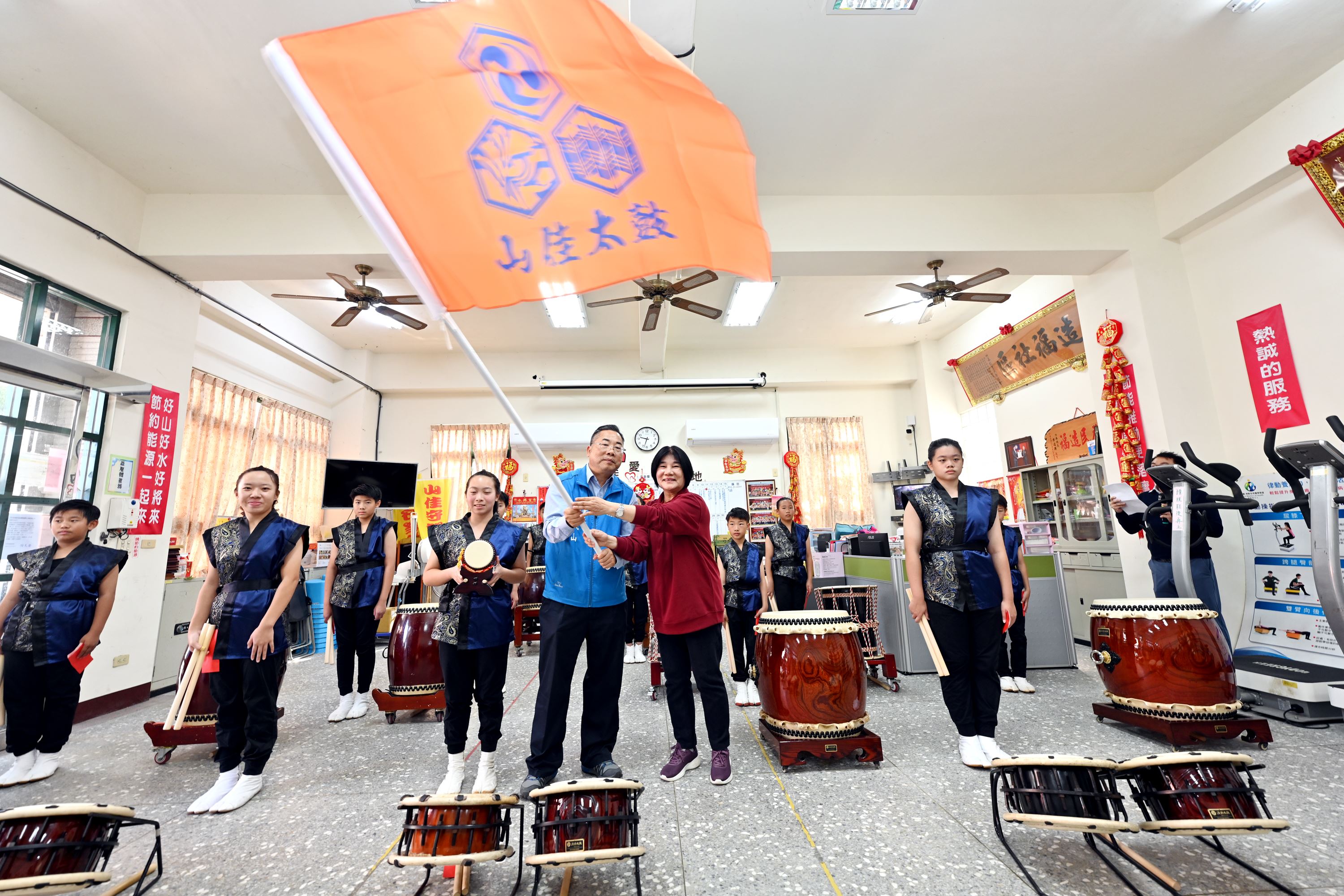 縣府1-秘書長陳斌山授旗給選手加油DSC_9977
