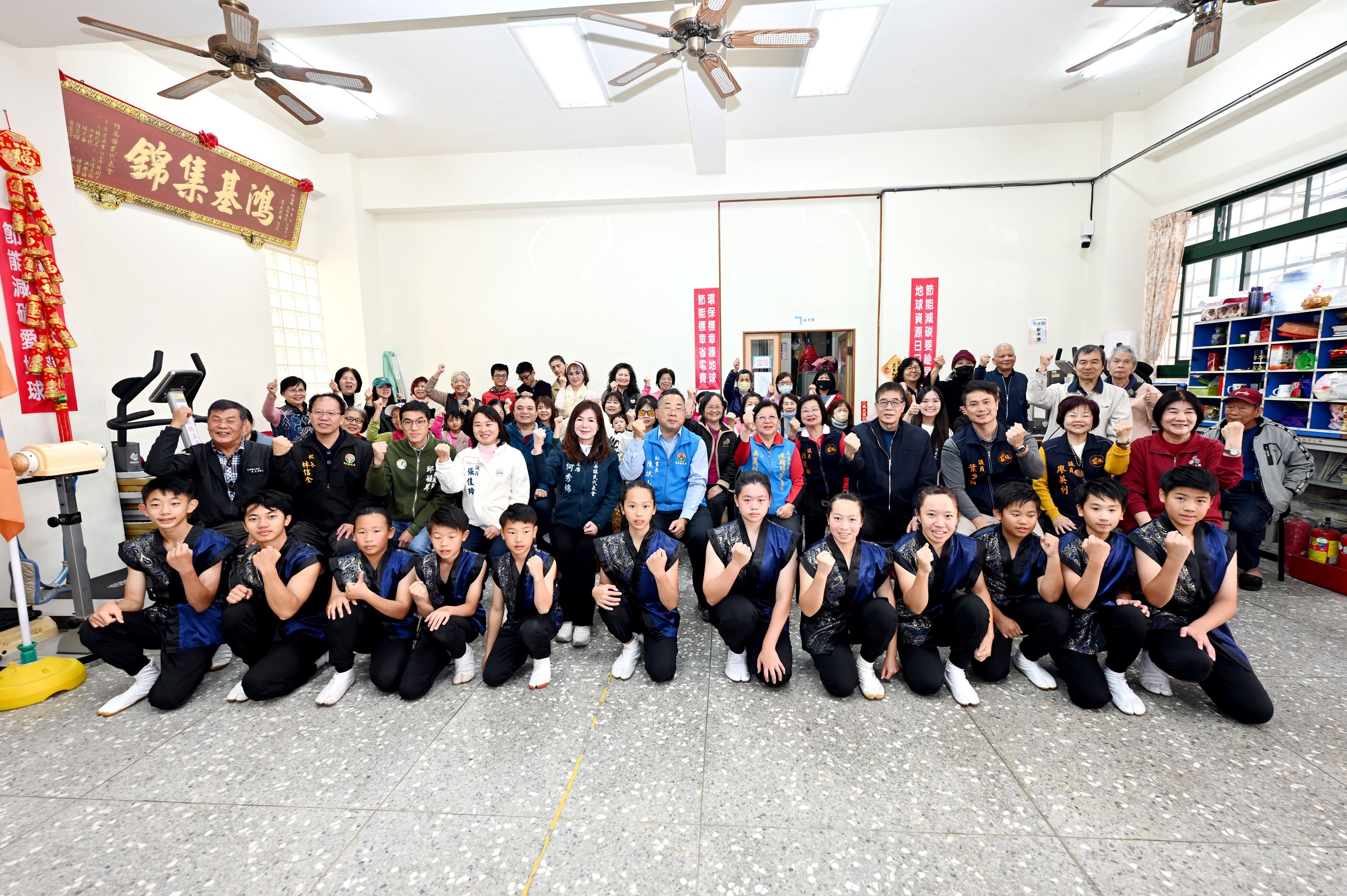 縣府6-秘書長陳斌山授旗並與選手一起振臂高呼「苗栗,加油!」DSC_9996