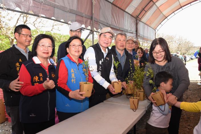01縣府-縣長鍾東錦偕來賓發送苗木給民眾DSC_5777.JPG