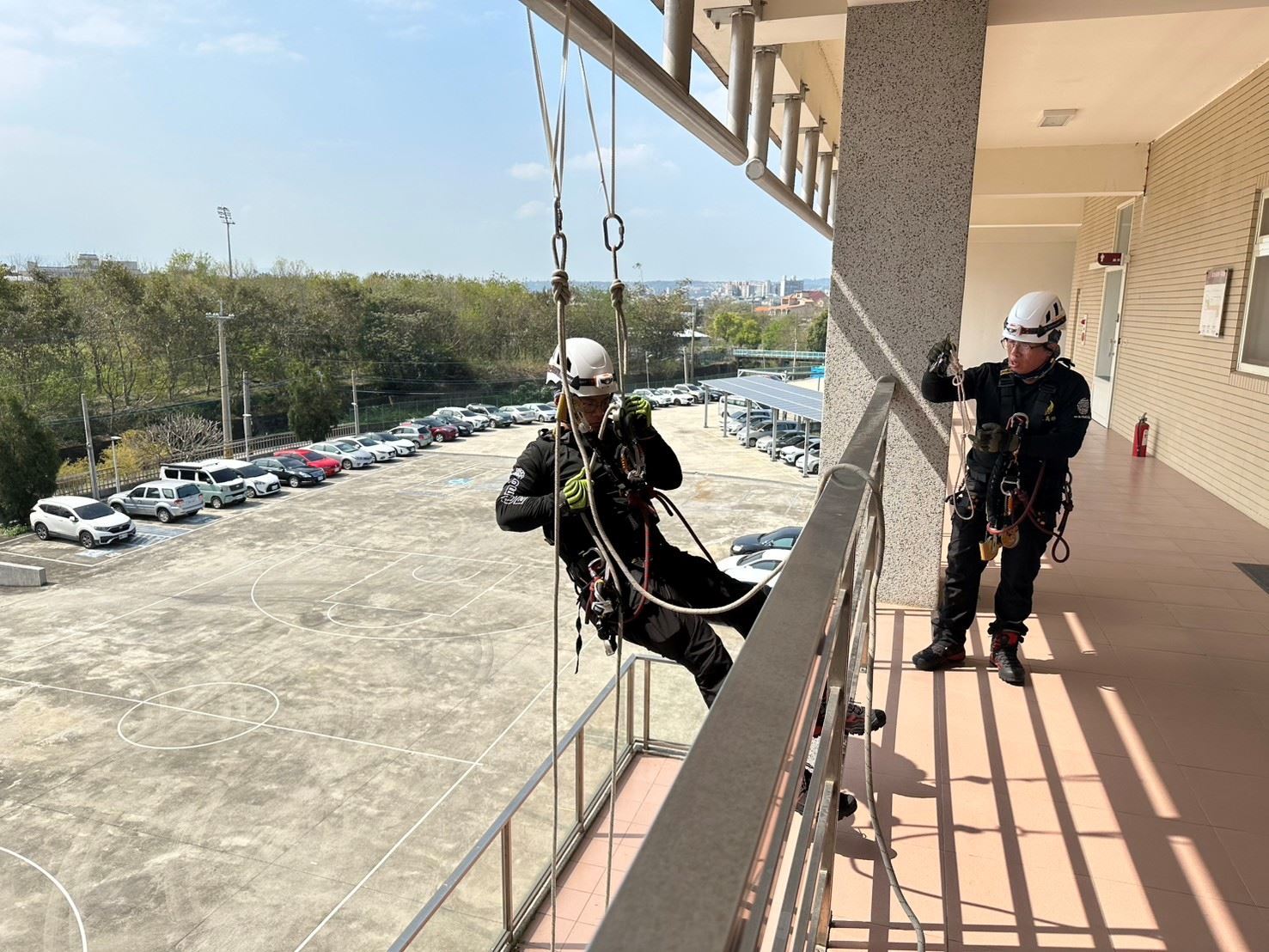 提升高空救援技術，特搜分隊辦理繩索行徑過結及省力比系統架設訓練