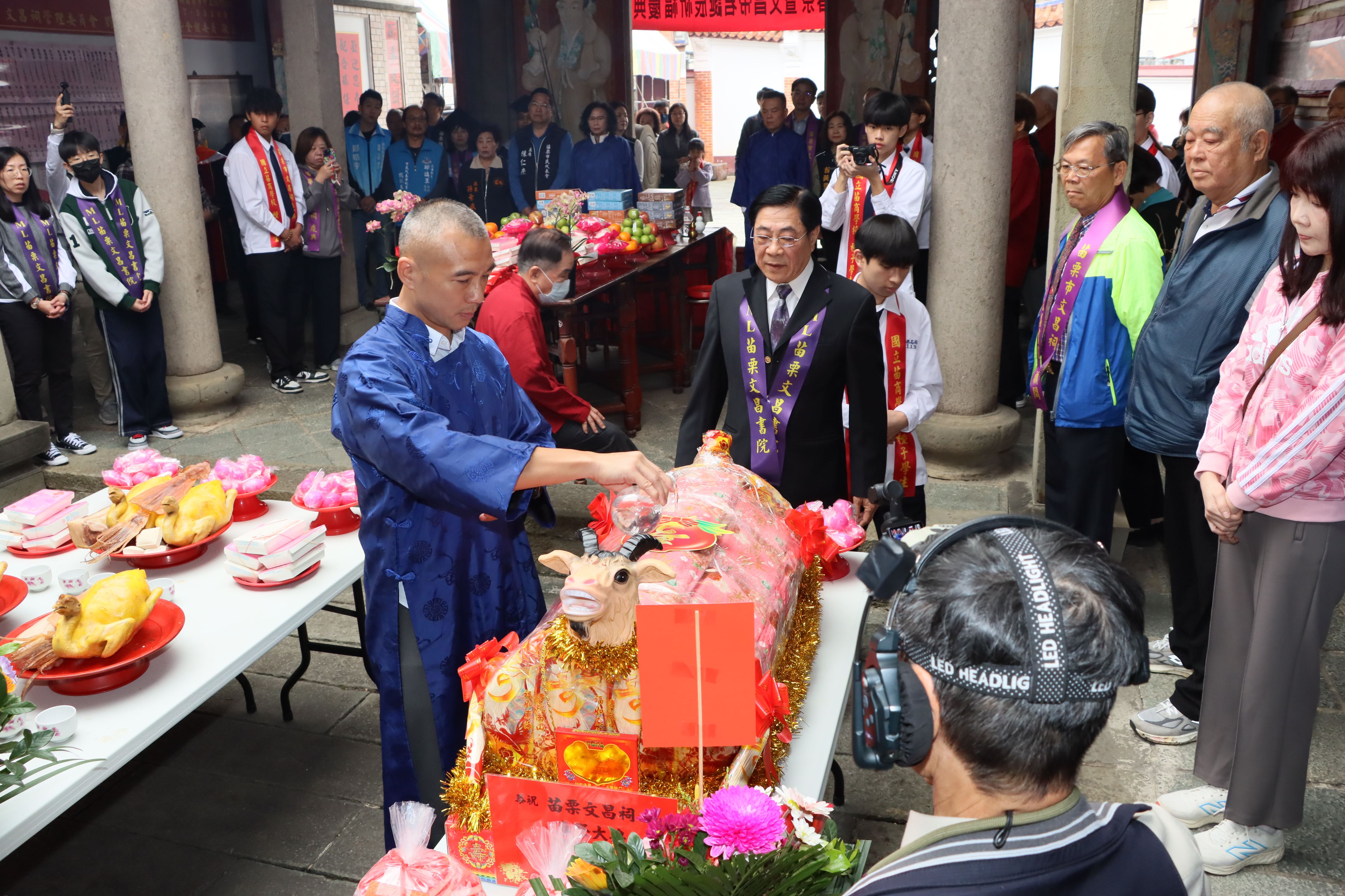 7縣府-由文昌祠主委遵循古禮行獻酒禮.JPG