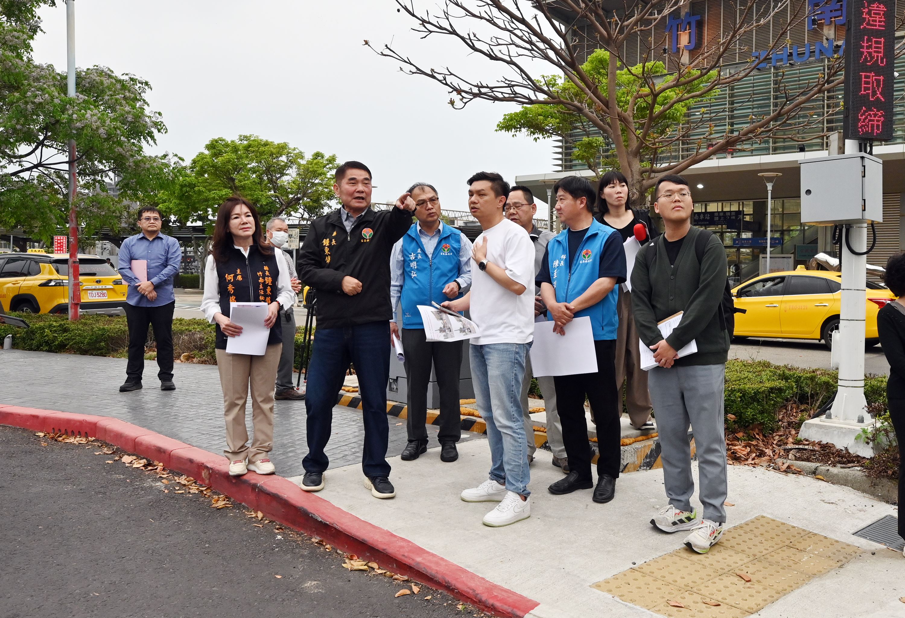 縣長會勘竹南火車站東站計程車專用車道    決議將禁止臨停紅線改成白線