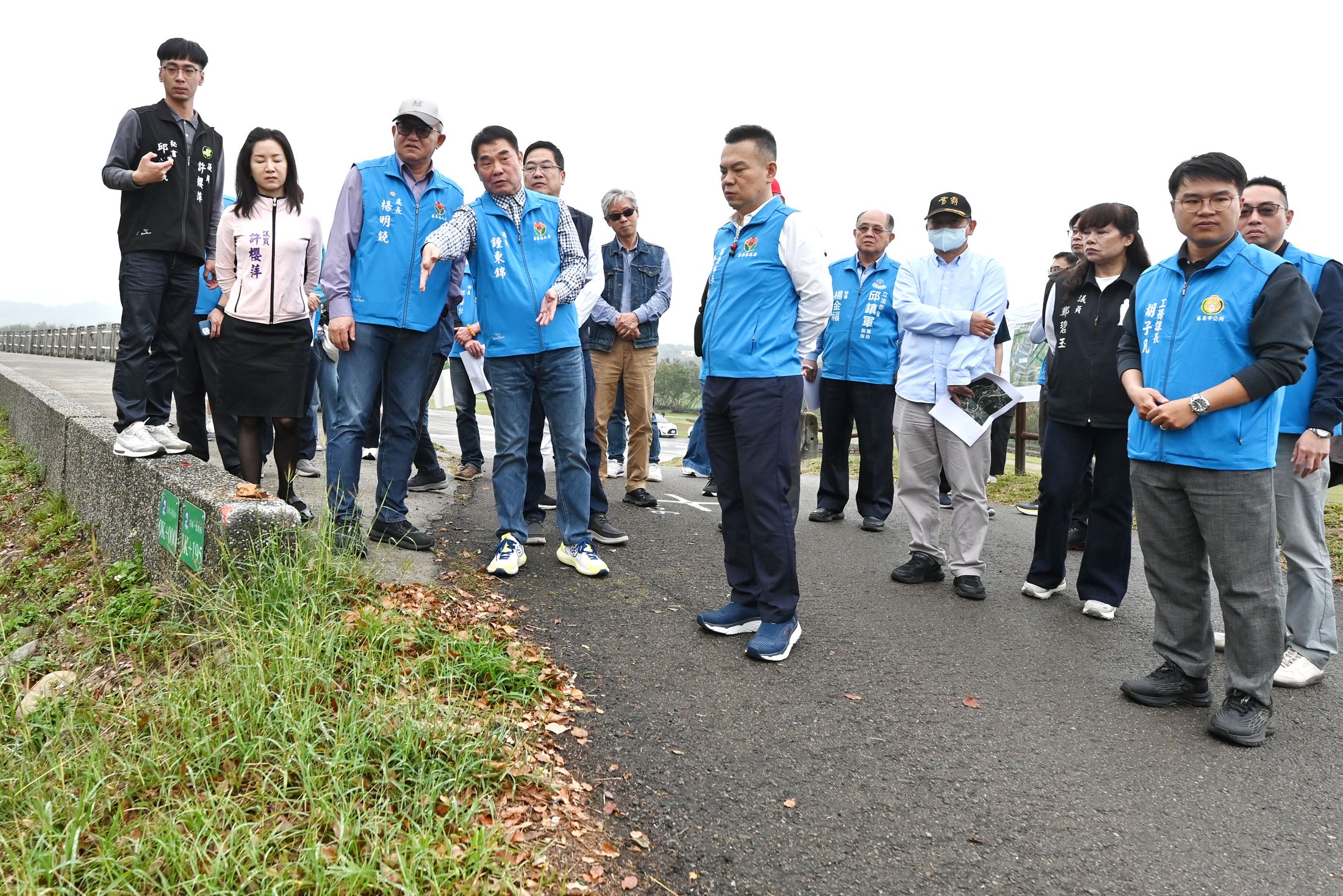 縣長會勘苗栗市河濱公園入口道路   同意拓寬至6米並增設人行步道