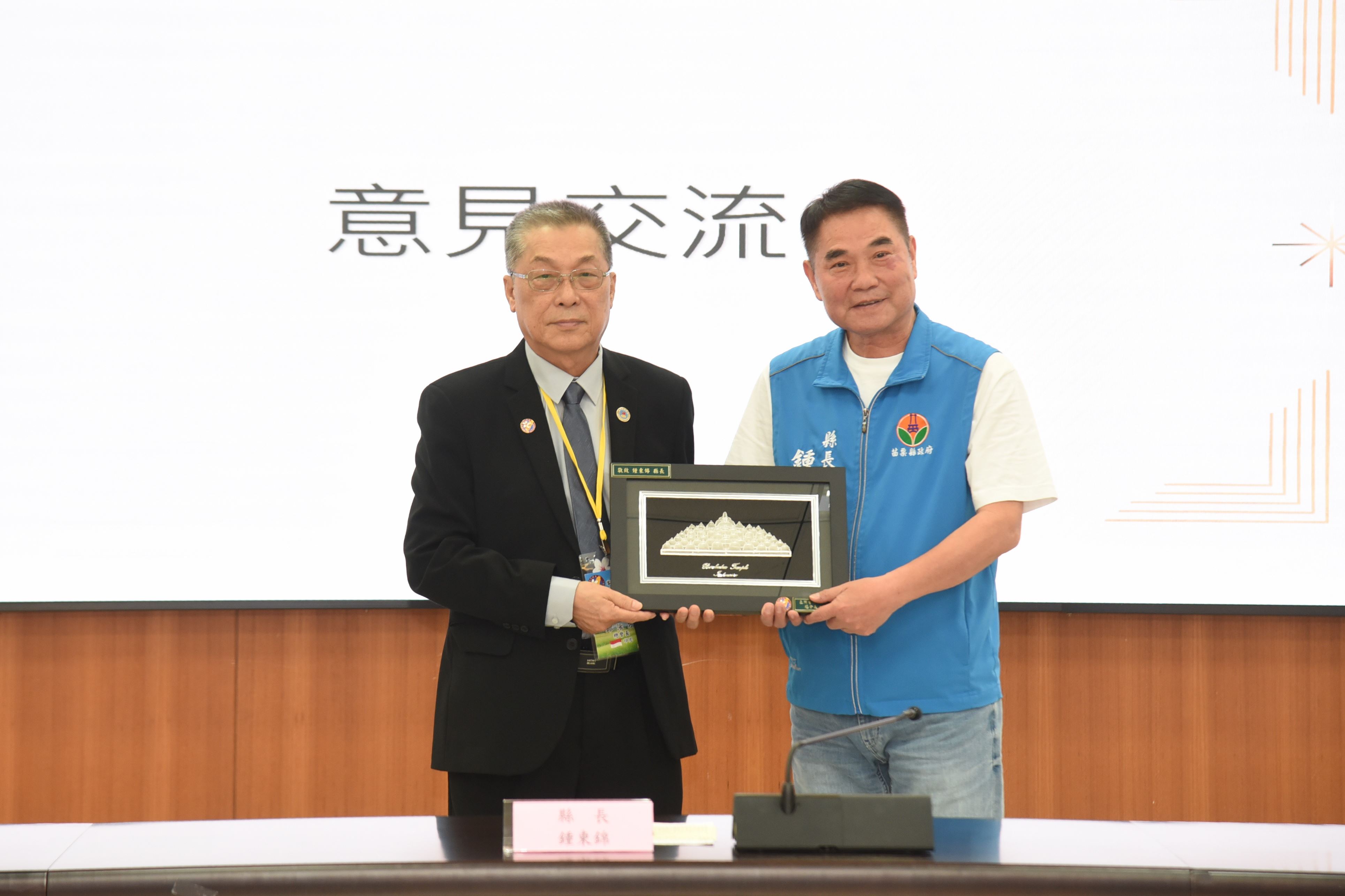 01縣府-總會長邱泳方率團拜會縣長致贈銀製紀念品DSC_7836.JPG