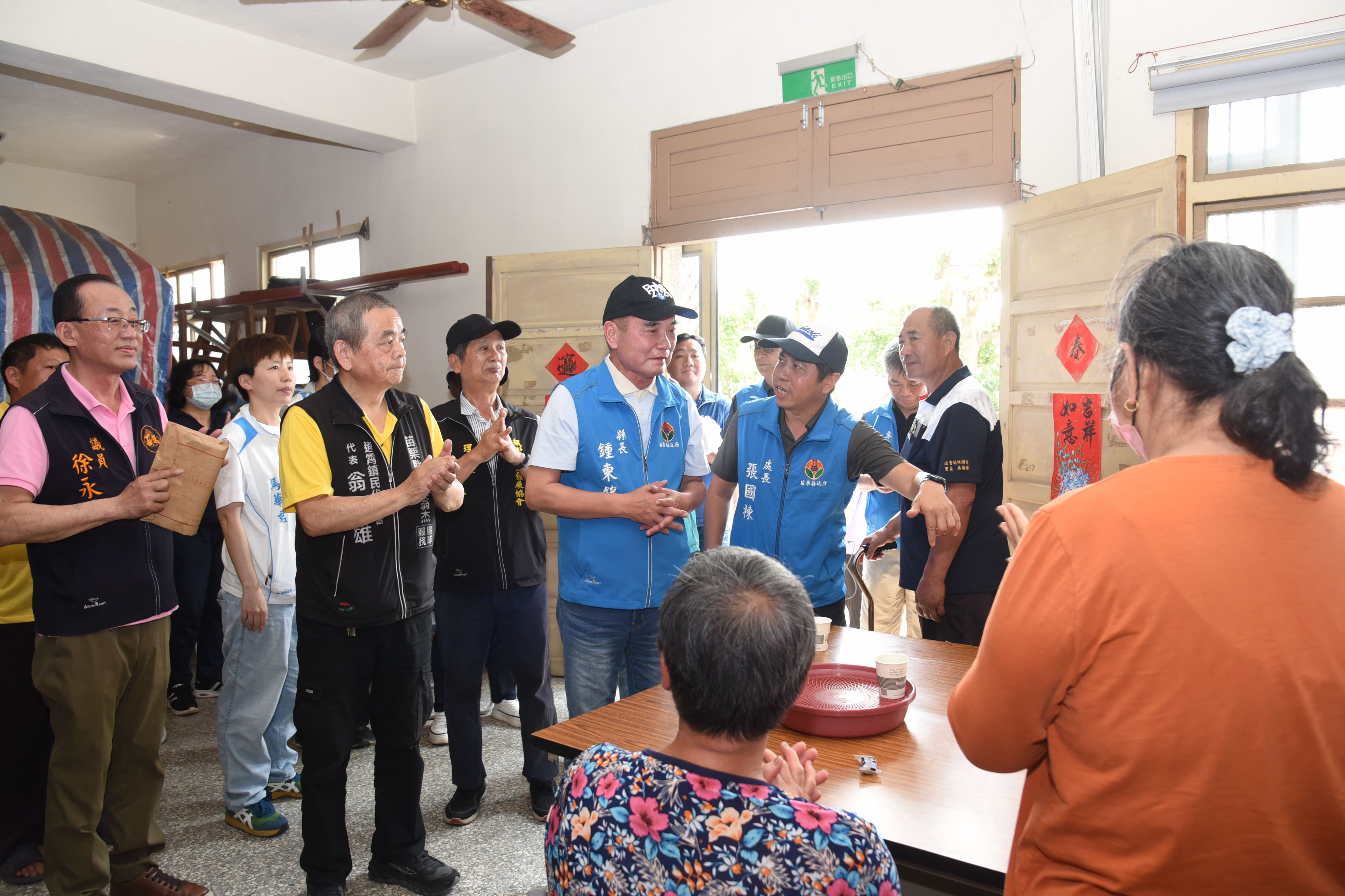 02縣府-縣長到狹窄的活動中心向鄉親打招呼DSC_7896.JPG