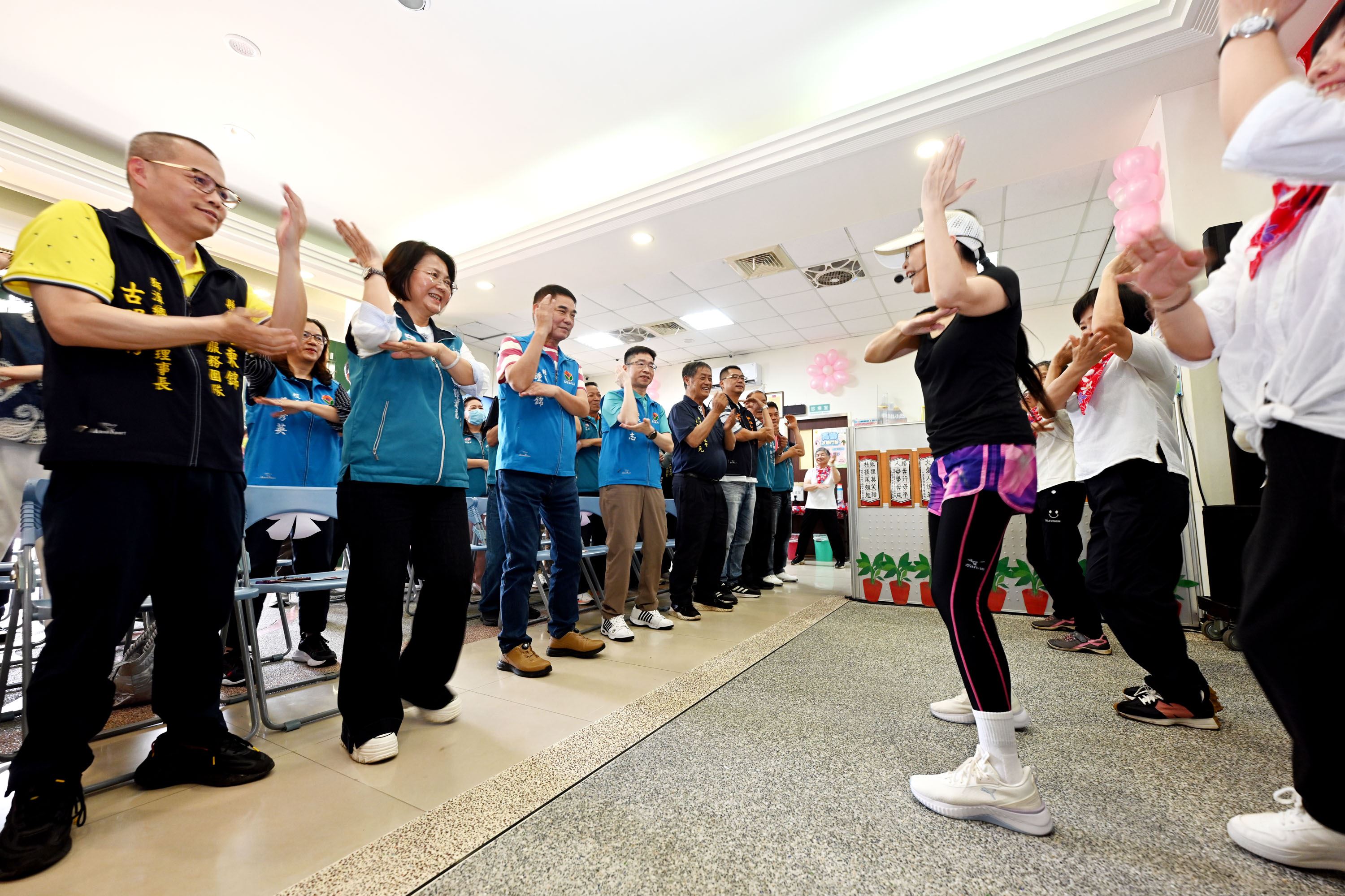 縣府4-縣長與長輩熱舞暖身DSC_2737