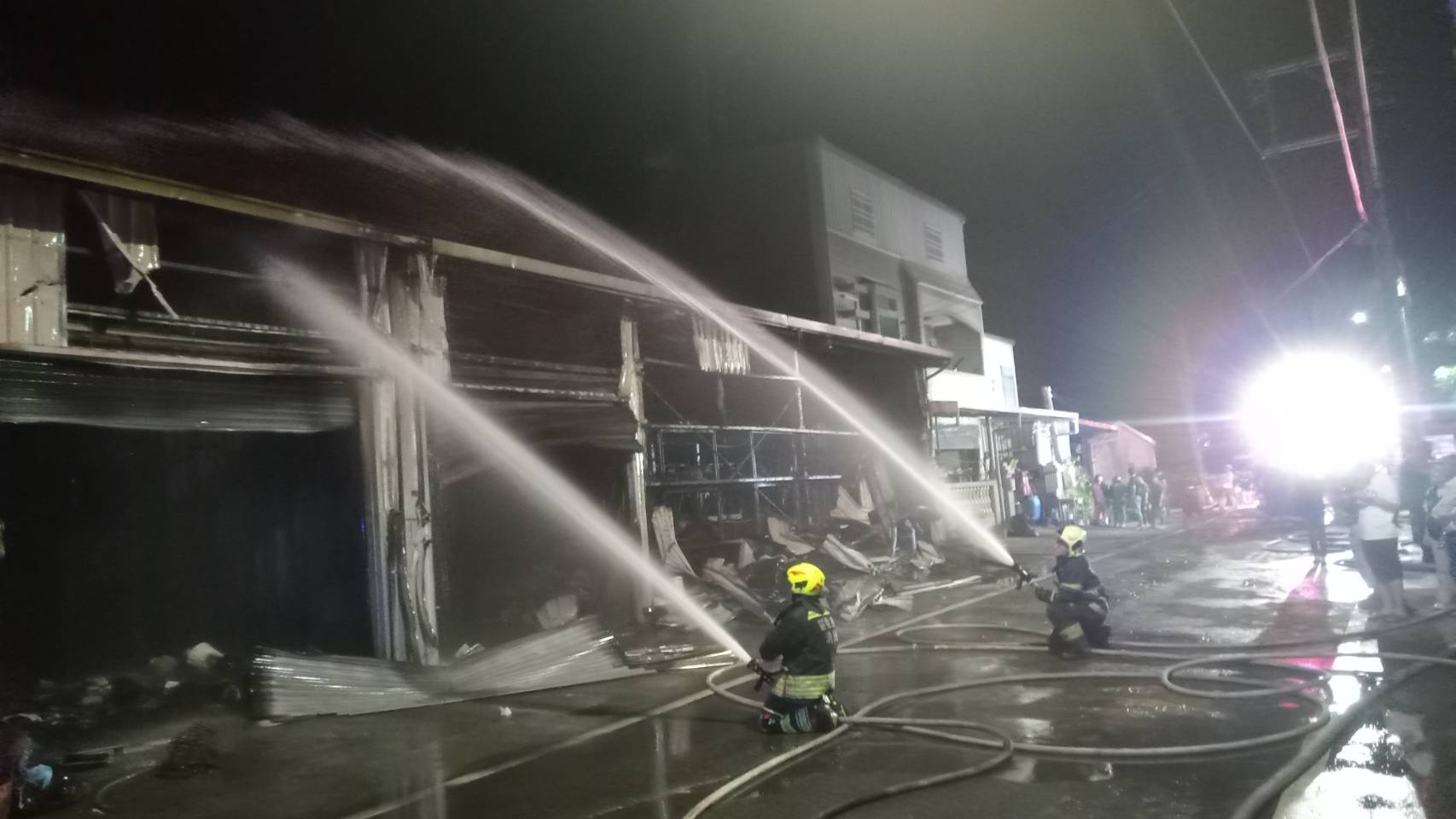 倉庫火勢猛烈濃煙竄出　竹南消防迅速撲滅