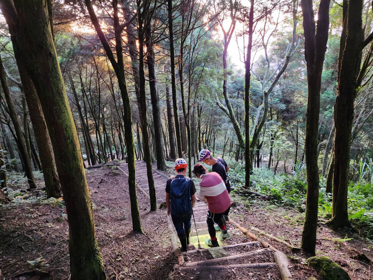 南庄分隊協助加里山受傷登山客平安下山