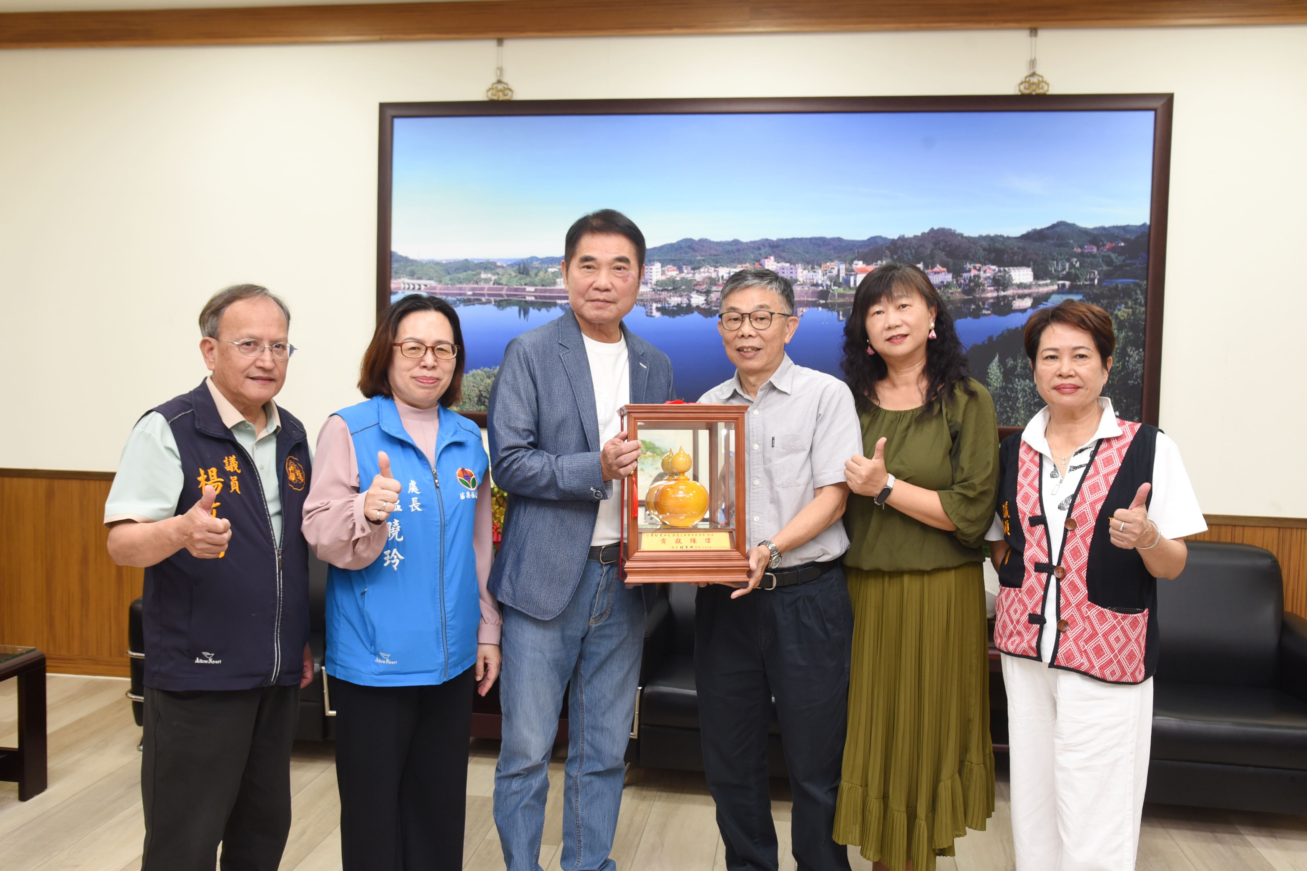 02縣府-縣長頒發貢獻殊偉獎座DSC_1450.JPG