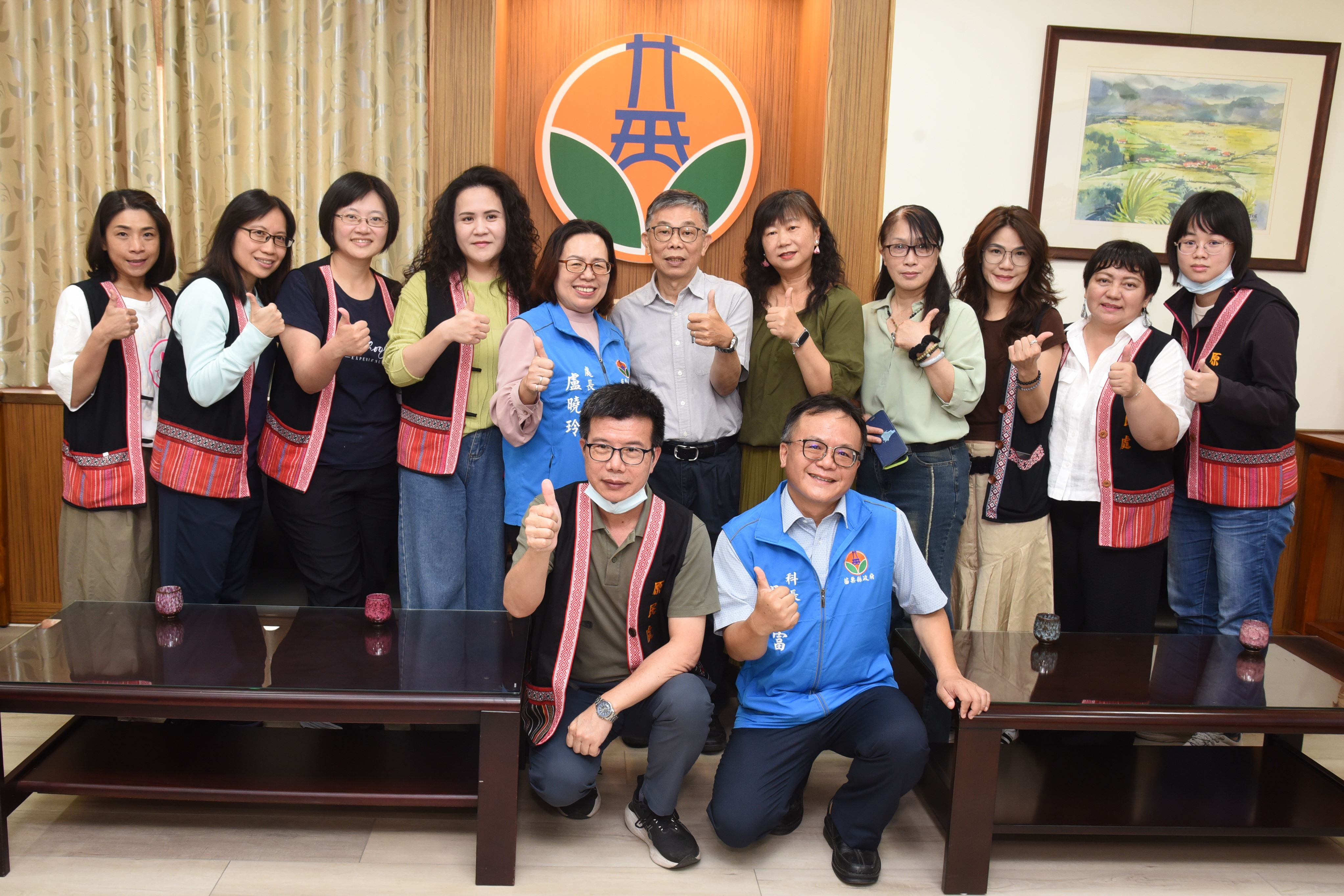08縣府-原民處長盧曉玲與同仁和黃松光合影DSC_1378.JPG
