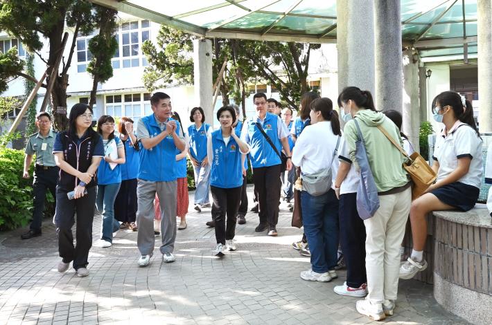 縣府1-縣長鍾東錦到竹南高中考場慰問考生及陪考家長DSC_7494