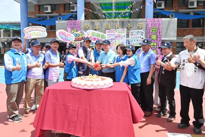 縣府1-縣長與貴賓切蛋糕祝田美國小生日快樂DSC_78141