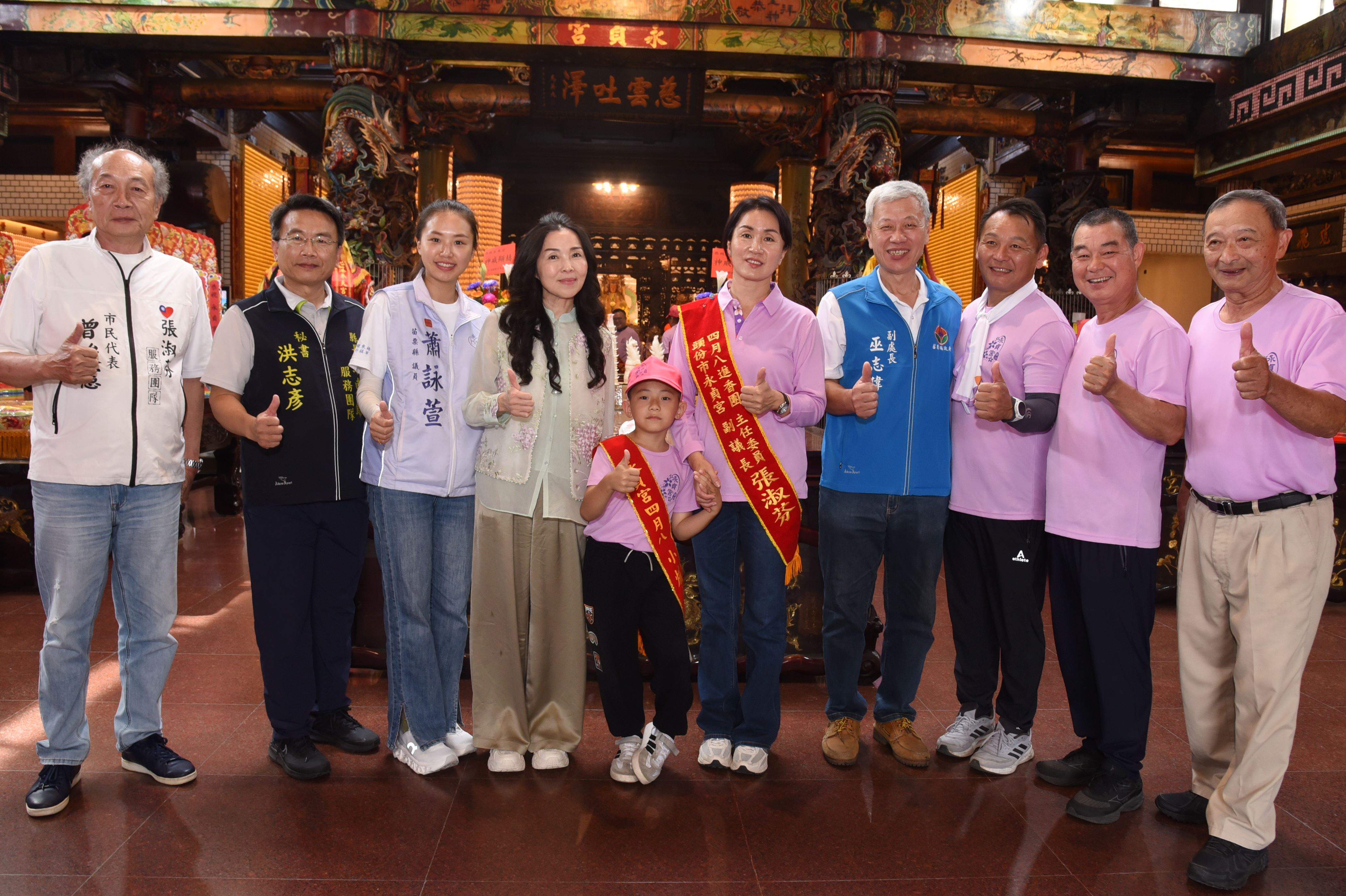 05縣府-來賓與小爐主於遶境前合影DSC_2112.JPG