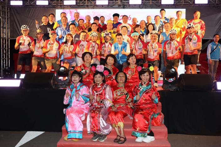 1縣府-縣長與完賽騎手合影.JPG
