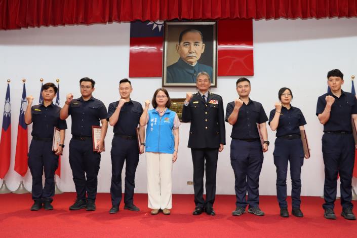 1縣府-副縣長表揚為民服務績優警員.JPG