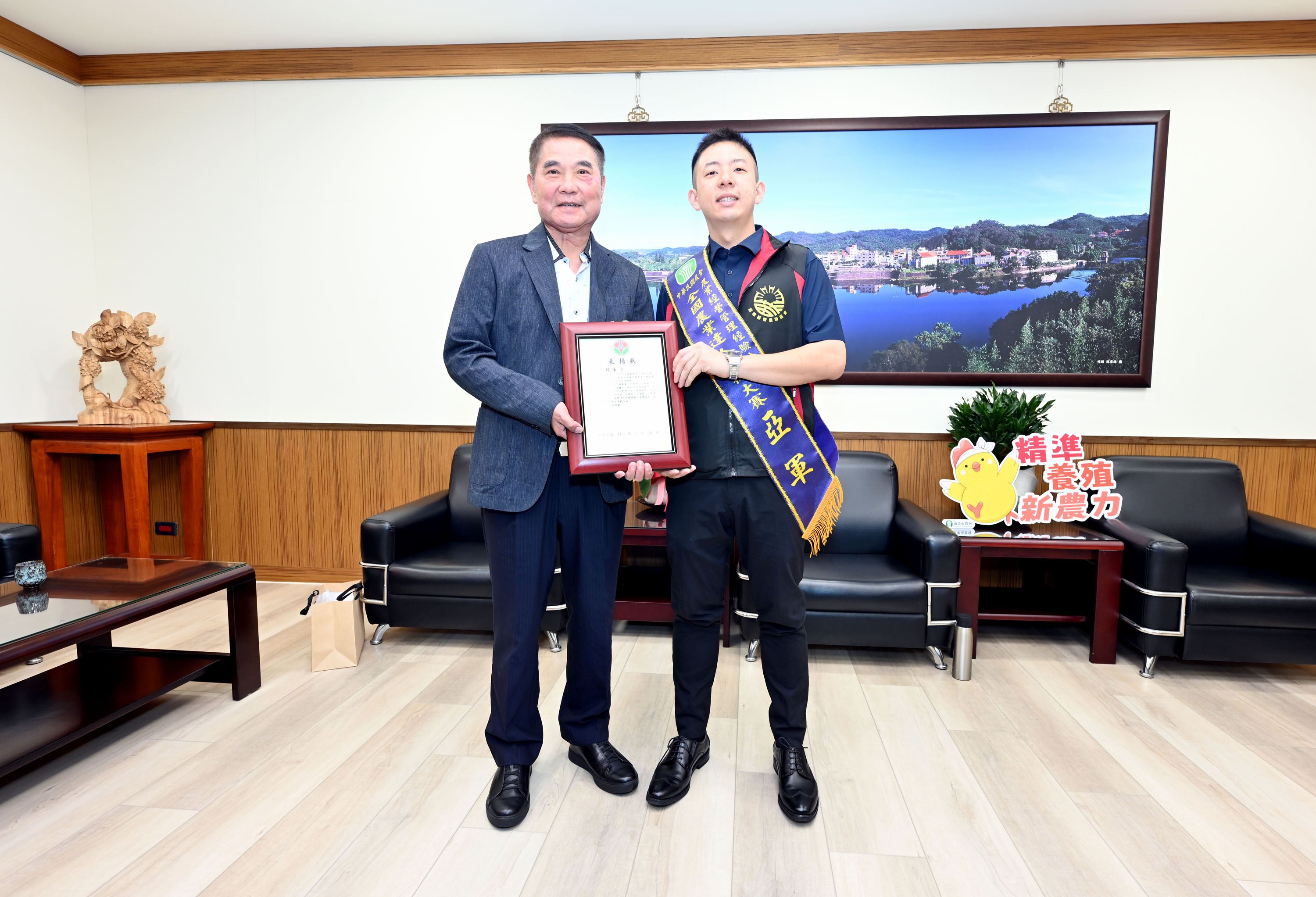 苗栗青農楊策以創新「蛋中雞」管理榮獲全國農業達人亞軍  縣長稱讚為蛋雞產業樹立新典範