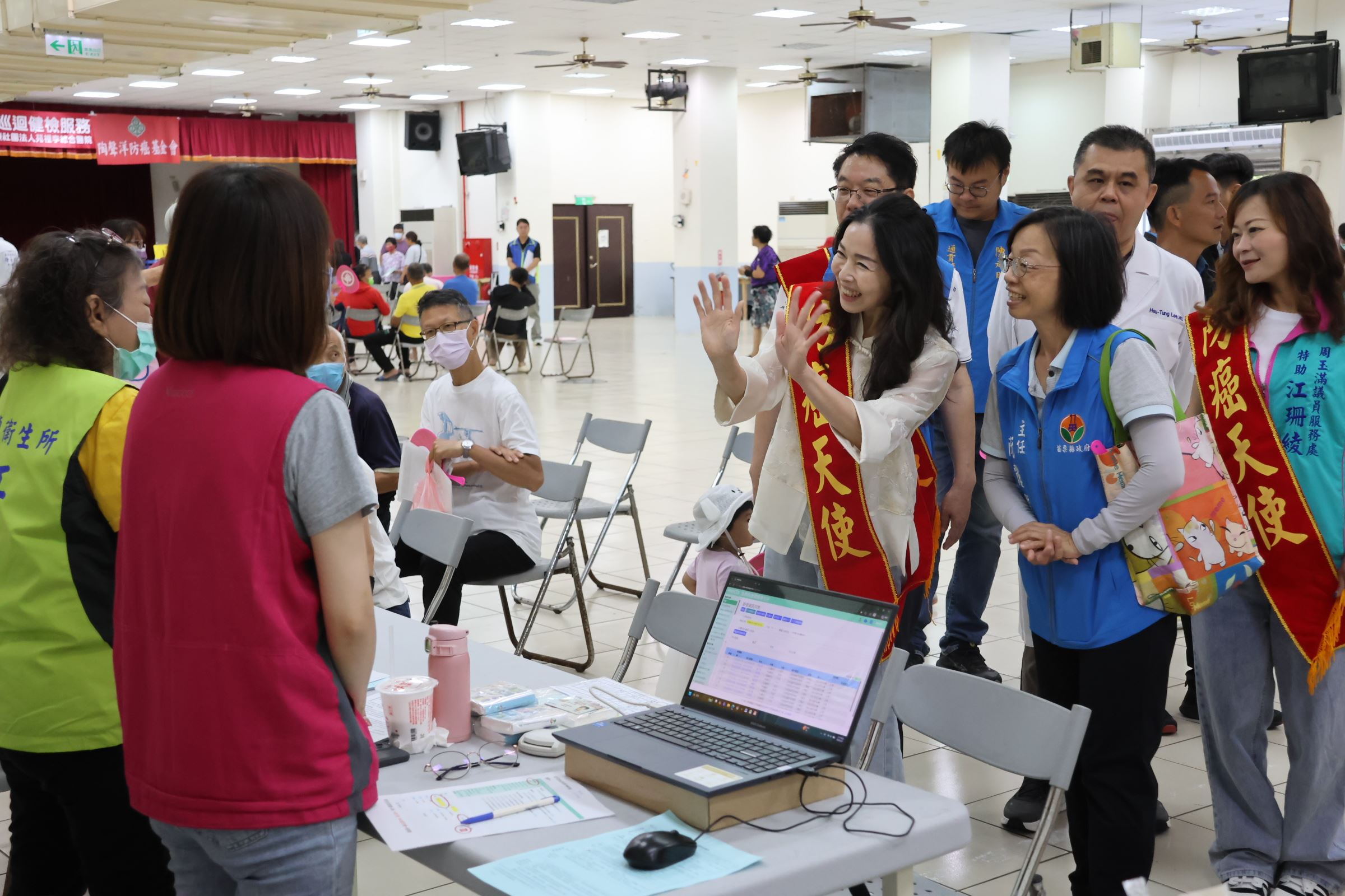 5縣府-縣長夫人感謝醫療團隊與志工.JPG