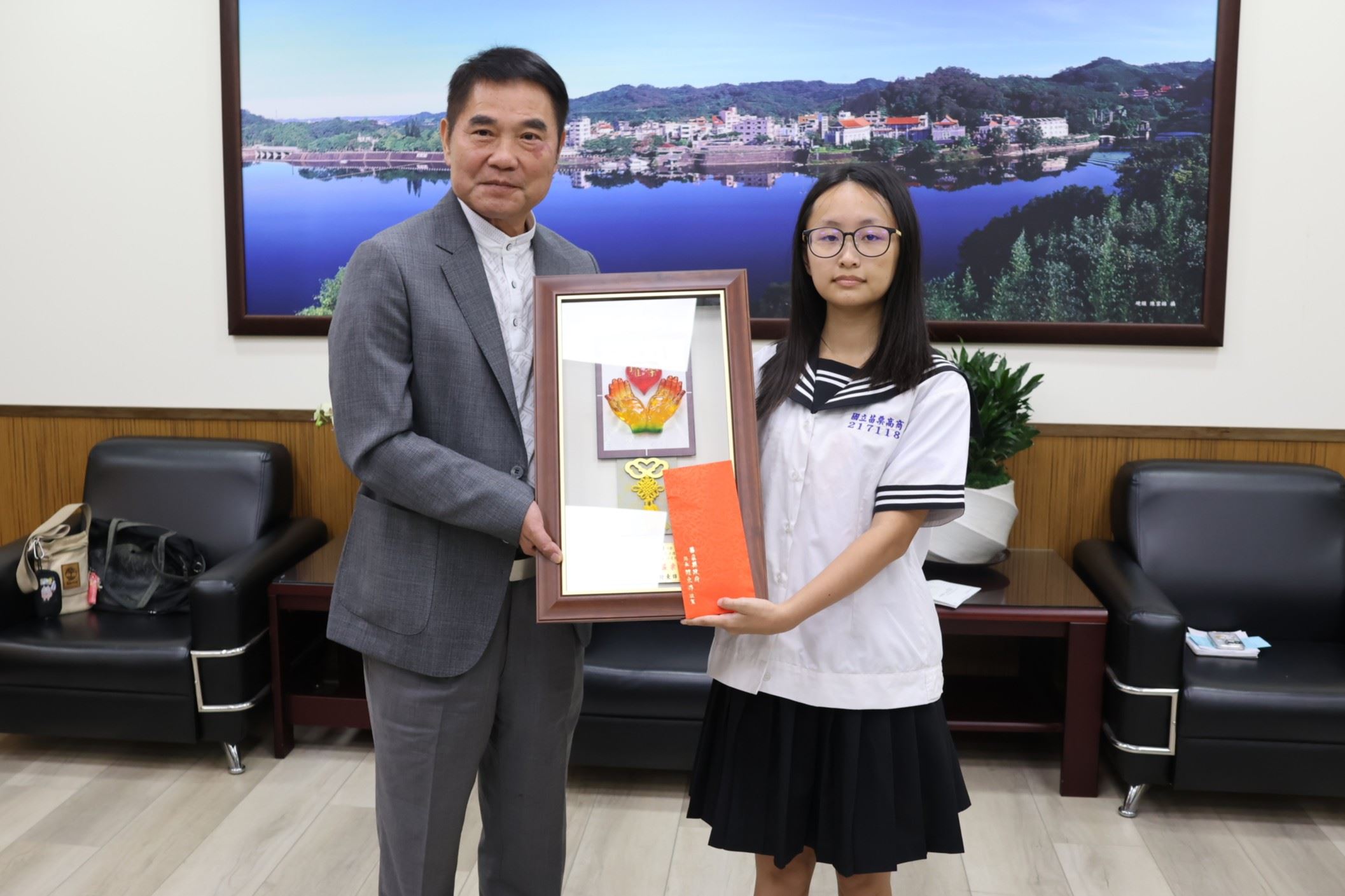 全國唯一 縣長表揚統測國文作文雙滿分葉同學