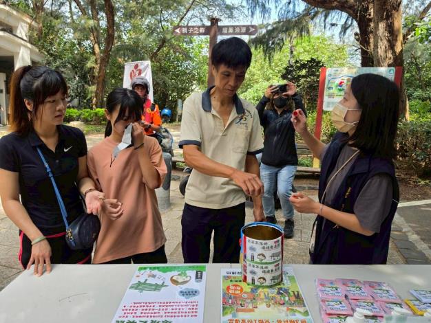 竹南濱海公園撿菸蒂！400人響應竟清出800多根，環保局籲「菸蒂不落地」