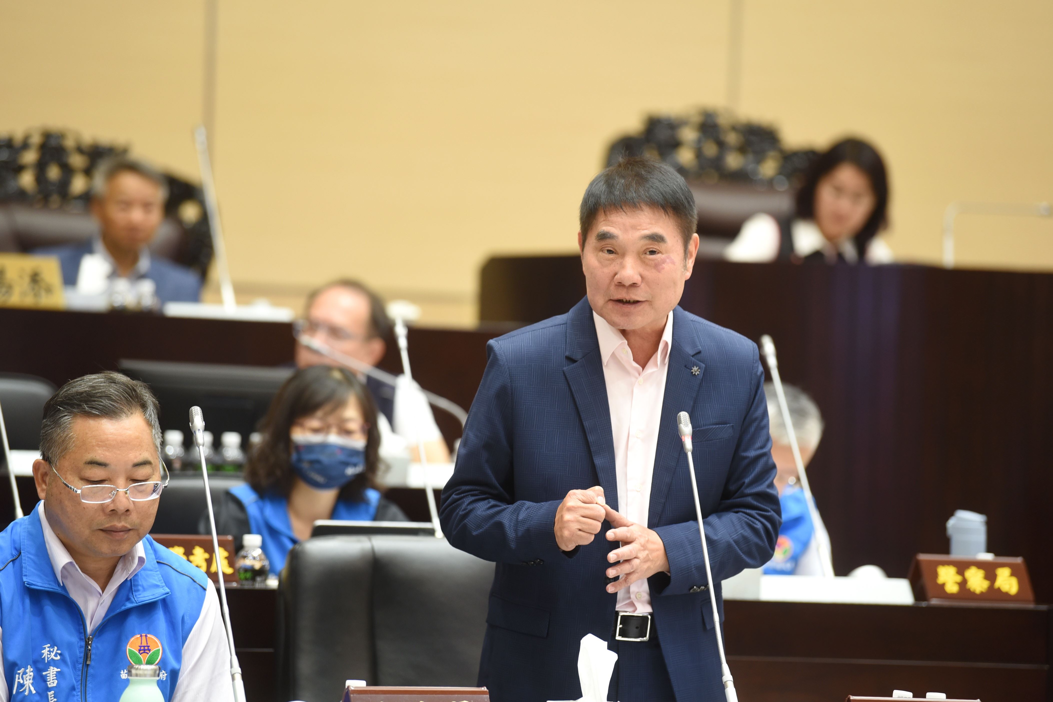 議員羅貴星陳春暖聯合質詢　縣長允諾強化弱勢長照協助農產行銷