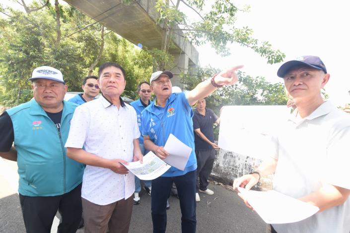 01縣府-縣長鍾東錦會勘放流專管路徑聽取水利處長楊明鐃簡報DSC_5012.JPG
