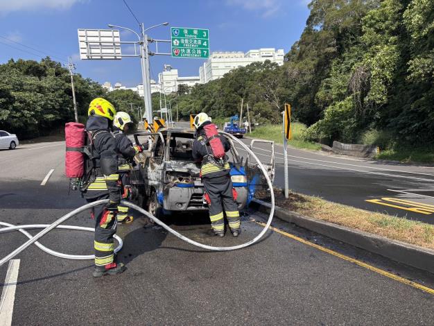 1自小貨車不明原因自燃 苗警及時到場疏處
