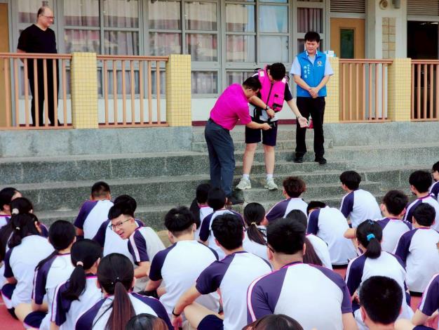 夏天玩水別輕忽!消防副大隊長親授救生衣「保命4步驟」,後龍學子搶先學!