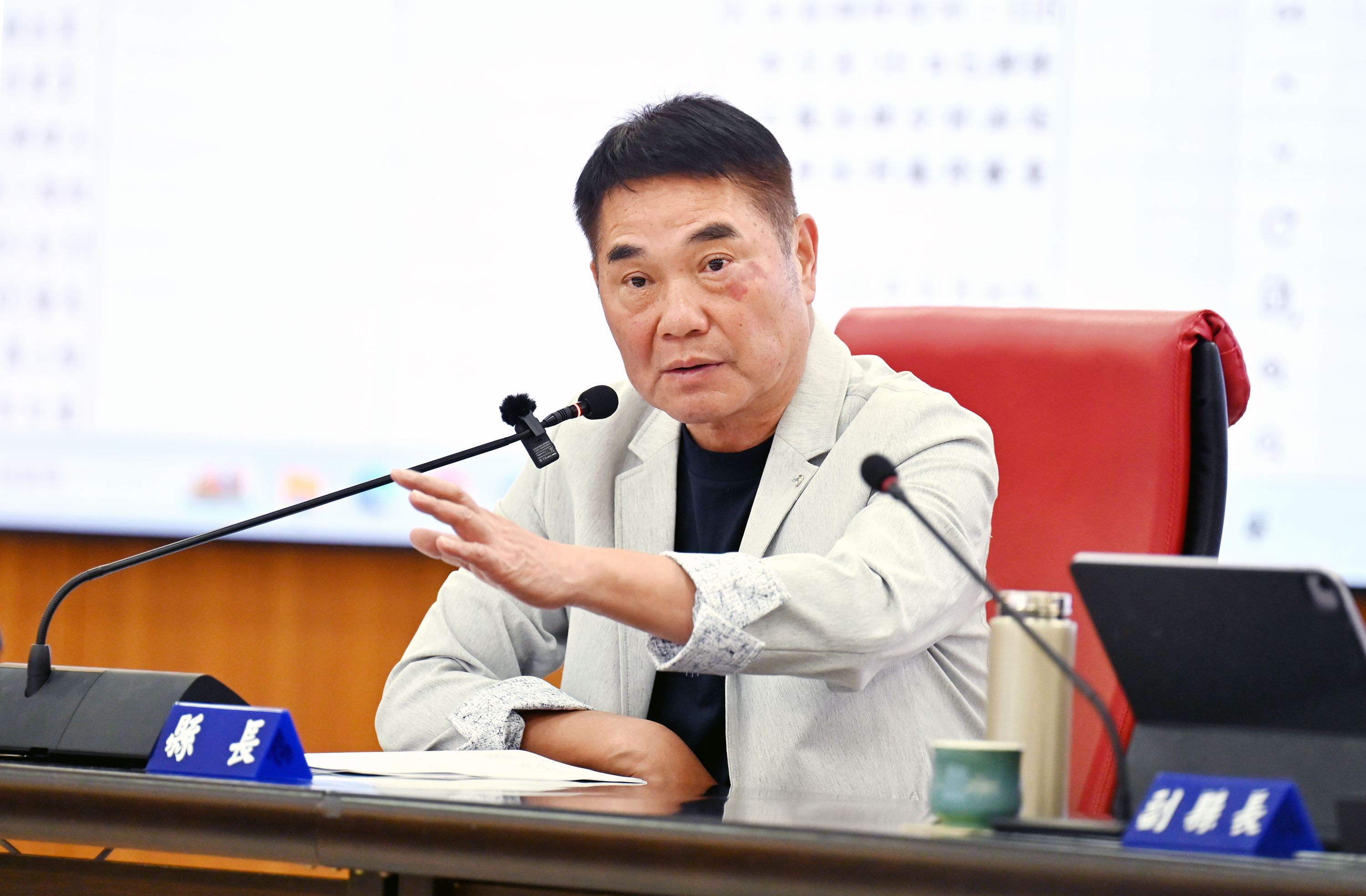 縣府召開115年第21次縣務會議           鍾縣長指示農業處主動到農會說明「種苗法」讓農友安心